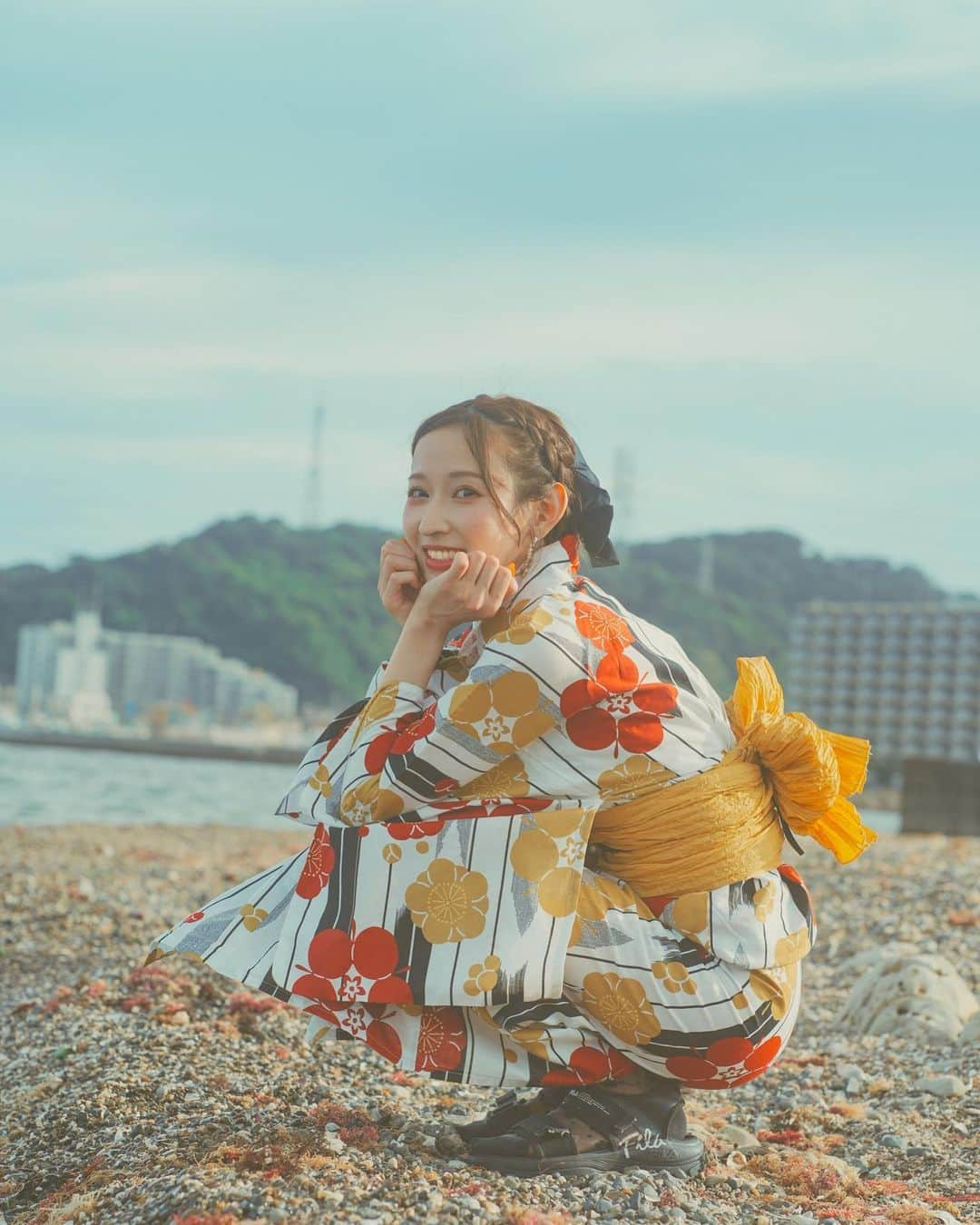 井坂仁美のインスタグラム：「🤍  夏×海×浴衣　*ത♥.°  とっても素敵でエモい写真を 撮ってくれました🥹👌✨  撮影（ @saku002009 ）」