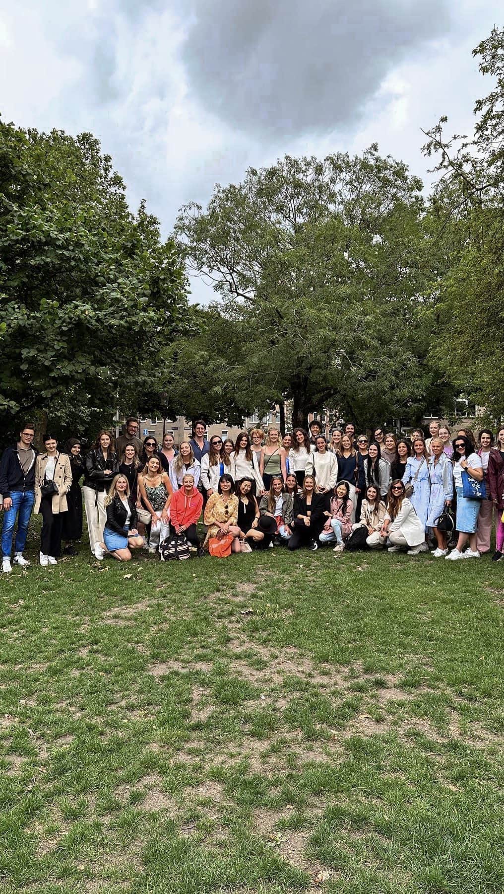 サンヌ・ヴロートのインスタグラム：「Our first Community Matcha Meetup here in Amsterdam!  We started off with a little meditation in the park lead by @jasongorskie followed by a walk to grab some matcha.   It’s incredible to see how the @soulsyncbody &  @nekohama community is growing! It was so lovely to meet all of you, it’s giving me so much inspiration and motivation 🥺  Which city shall we do next !?  To connect online, we just started our Soul Sync Body Geneva Platform where we can chat, update you on all the news and ask questions! Head over to @soulsyncbody IG story highlight for more info!」