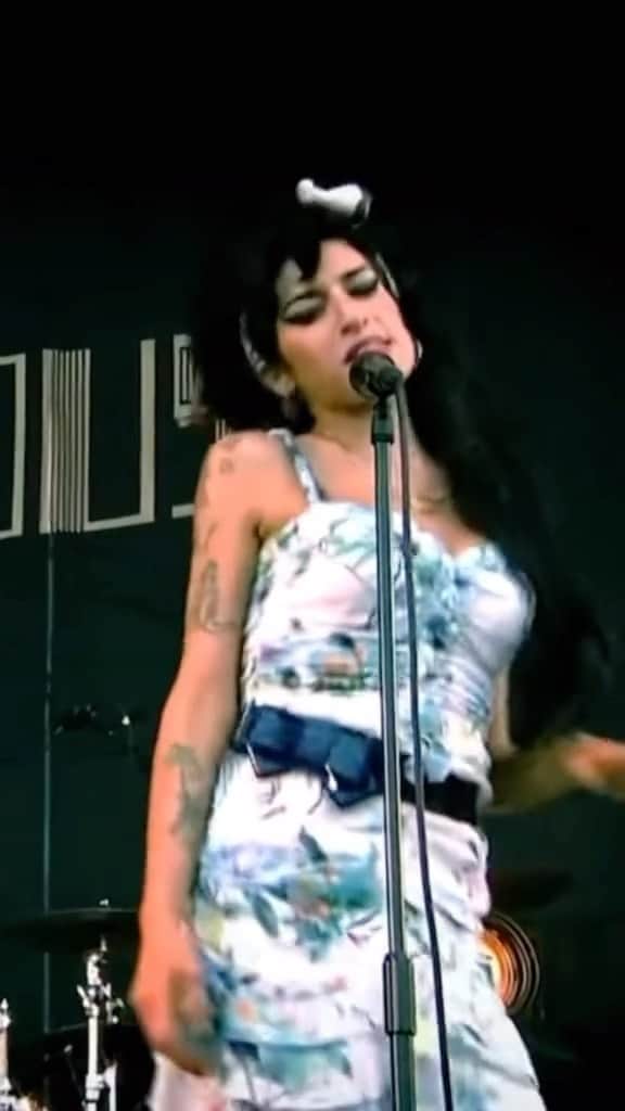 カーラ・ブルーニのインスタグラム：「Quelquefois la vie emporte les meilleurs d’entre nous  Toujours trop tôt …. Amy Winehouse 14-09-1983 / 23-07-2011 🕊️🤍  Sometimes life takes the best of us Always too early... Amy Winehouse 09-14-1983 / 07-23-2011 🕊️🤍  a volte la vita prende il meglio di noi Sempre troppo presto... Amy Winehouse 14-09-1983 / 23-07-2011 🕊️🤍」