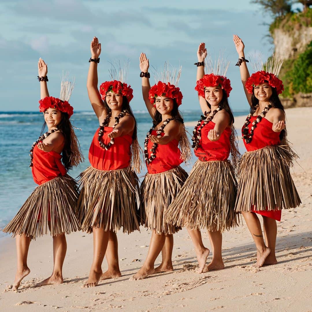 グアム政府観光局さんのインスタグラム写真 - (グアム政府観光局Instagram)「グアム島には「チャモロダンス」と呼ばれる伝統的なダンスがあります。  チャモロダンスには、スペイン統治以前の「アンシェント・チャモロ」と呼ばれるダイナミックな踊りと、統治以後の「スパニッシュ」と呼ばれるジャンルがあります。  「アンシェント・チャモロ」にはスティック・ダンスを中心とした若い戦士の踊りや、新しい生命を祝う踊りなど、生命感に満ちた踊りが多く、「スパニッシュ」では男女の恋愛など、明るくラテン的な踊りが多いのが特徴です。  #hereweguam #Guam #グアム #insta #weekend #instagood #instaphoto #旅行 #海外旅行 #instagram #チャモロダンス #chamorrodance #伝統文化体験」7月17日 16時22分 - visitguam_jp