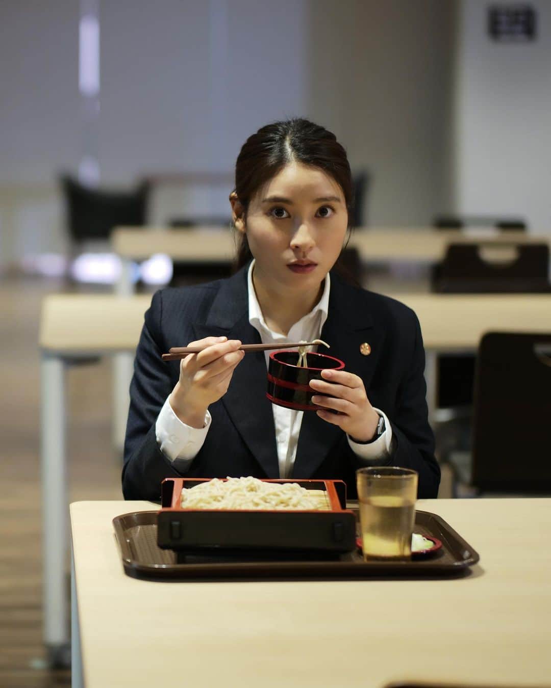 生田斗真のインスタグラム：「『カピカピの蕎麦が好きなんです』 撮影終了後、消え物を平らげる土屋太鳳、激写 #土屋太鳳 #警部補ダイマジン」
