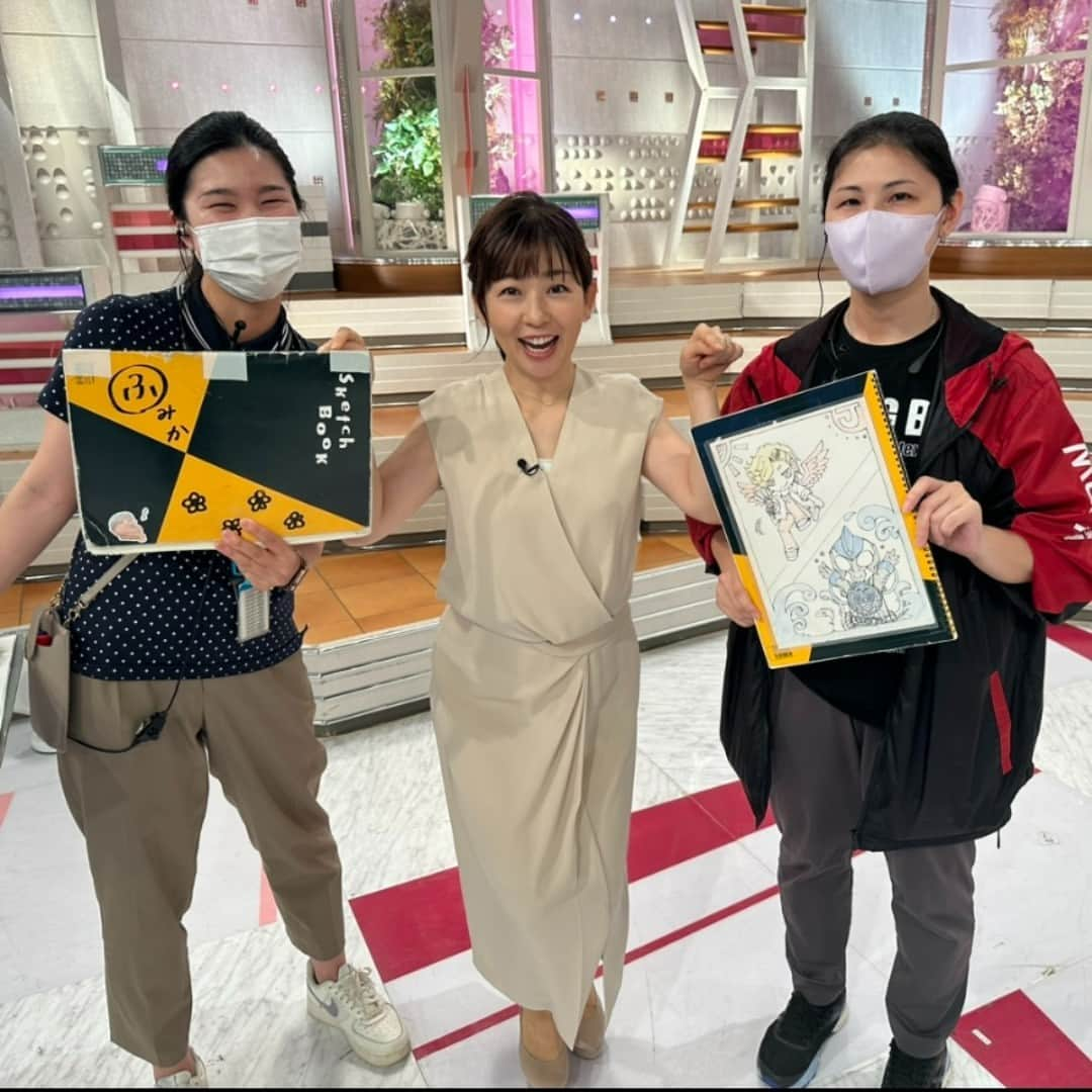 テレビ朝日アナウンサー公式さんのインスタグラム写真 - (テレビ朝日アナウンサー公式Instagram)「連休最終日、どう過ごしていますか？ Jチャンネルは祝日も通常通りお伝えしています。 こちらは、いつも私たち出演者にビシっと指示を出してくれているフロアディレクター2人。 ある穏やかな日、尺出しカンペの表紙に、普段仕事では絶対に見せない”らしさ”が溢れているのを発見しました。 有事の際は頼もしい姿に変身する2人。 今日もスタッフとともに力を合わせて全力でお伝えします。   #スーパーJチャンネル は夕方４時４５分から  #松尾由美子  #テレビ朝日 #カンペ #秘密」7月17日 16時30分 - tvasahi_announcers