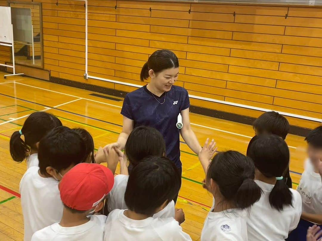 髙橋礼華さんのインスタグラム写真 - (髙橋礼華Instagram)「. . 先月、今月も笑顔と学びの体験活動プロジェクトで3校にお邪魔させていただきました☺️ . . 久しぶりに小学校にも行かせてもらい、子供たちの反応が新鮮で楽しかったです✨ . . とある中学校では先生がリオのオリンピックを見てくださっててファンです！というお言葉を頂きとても嬉しかったです🩷 . . これからもこういう活動は大切にし、バドミントンの面白さや私が夢を叶えるためにやってきたことなどを伝えていけたらと思います😉 . . #笑顔と学びの体験活動プロジェクト  #日野市立七生中学校 #葛飾区立新宿小学校 #杉並区立井荻中学校」7月17日 16時35分 - ayataka419