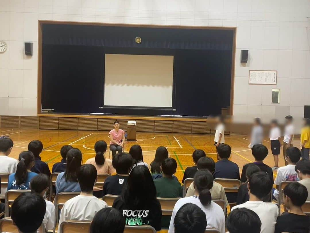 髙橋礼華さんのインスタグラム写真 - (髙橋礼華Instagram)「. . 先月、今月も笑顔と学びの体験活動プロジェクトで3校にお邪魔させていただきました☺️ . . 久しぶりに小学校にも行かせてもらい、子供たちの反応が新鮮で楽しかったです✨ . . とある中学校では先生がリオのオリンピックを見てくださっててファンです！というお言葉を頂きとても嬉しかったです🩷 . . これからもこういう活動は大切にし、バドミントンの面白さや私が夢を叶えるためにやってきたことなどを伝えていけたらと思います😉 . . #笑顔と学びの体験活動プロジェクト  #日野市立七生中学校 #葛飾区立新宿小学校 #杉並区立井荻中学校」7月17日 16時35分 - ayataka419