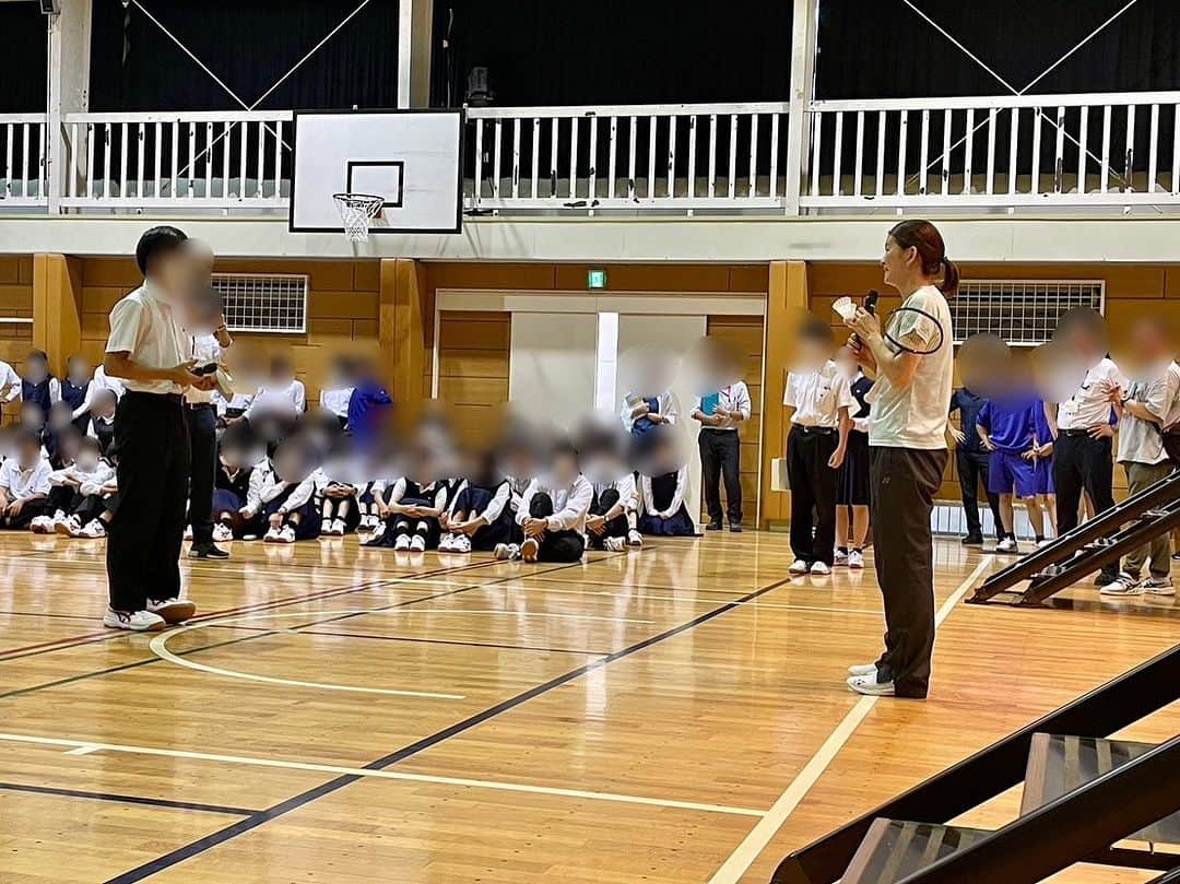 髙橋礼華のインスタグラム：「. . 先月、今月も笑顔と学びの体験活動プロジェクトで3校にお邪魔させていただきました☺️ . . 久しぶりに小学校にも行かせてもらい、子供たちの反応が新鮮で楽しかったです✨ . . とある中学校では先生がリオのオリンピックを見てくださっててファンです！というお言葉を頂きとても嬉しかったです🩷 . . これからもこういう活動は大切にし、バドミントンの面白さや私が夢を叶えるためにやってきたことなどを伝えていけたらと思います😉 . . #笑顔と学びの体験活動プロジェクト  #日野市立七生中学校 #葛飾区立新宿小学校 #杉並区立井荻中学校」