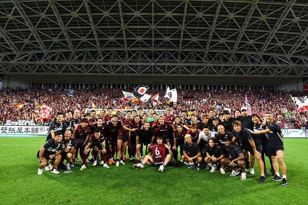 齊藤未月のインスタグラム：「. Thank you Sergi!!!  You are the best. Great 3 points   @sergisamper #6  #visselkobe  #楽天モバイル #一致団結 #16」