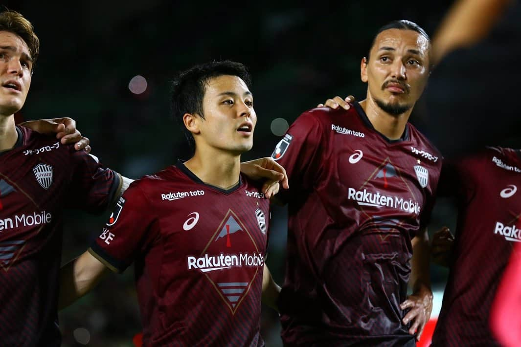 齊藤未月さんのインスタグラム写真 - (齊藤未月Instagram)「. Thank you Sergi!!!  You are the best. Great 3 points   @sergisamper #6  #visselkobe  #楽天モバイル #一致団結 #16」7月17日 16時36分 - mitsukisaito