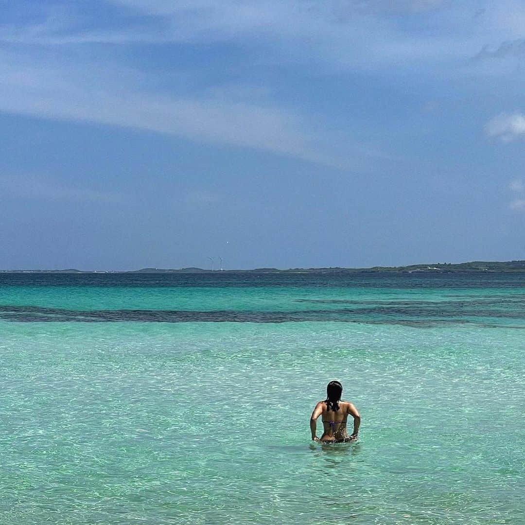 YOONのインスタグラム：「Siri play 山下達郎 - SPARKLE 😌🩵 Can't wait to escape the city, hit the waves in few wks, and be attentional to my internal stimuli 🩵🏝️」
