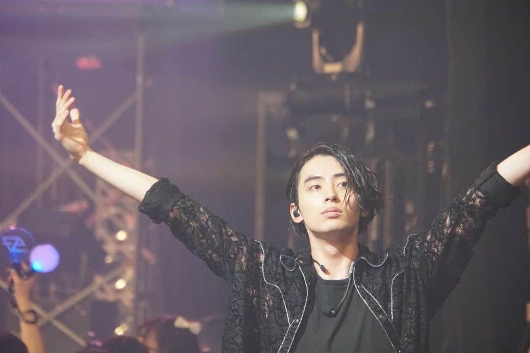 松村和哉さんのインスタグラム写真 - (松村和哉Instagram)「ホールツアー「∞〜INFINITY〜」 完走しました。でっかい感謝です。 無限の可能性を、一つずつ実体に。 素敵な時間でした。」7月17日 16時52分 - tomoyamatsumura_415