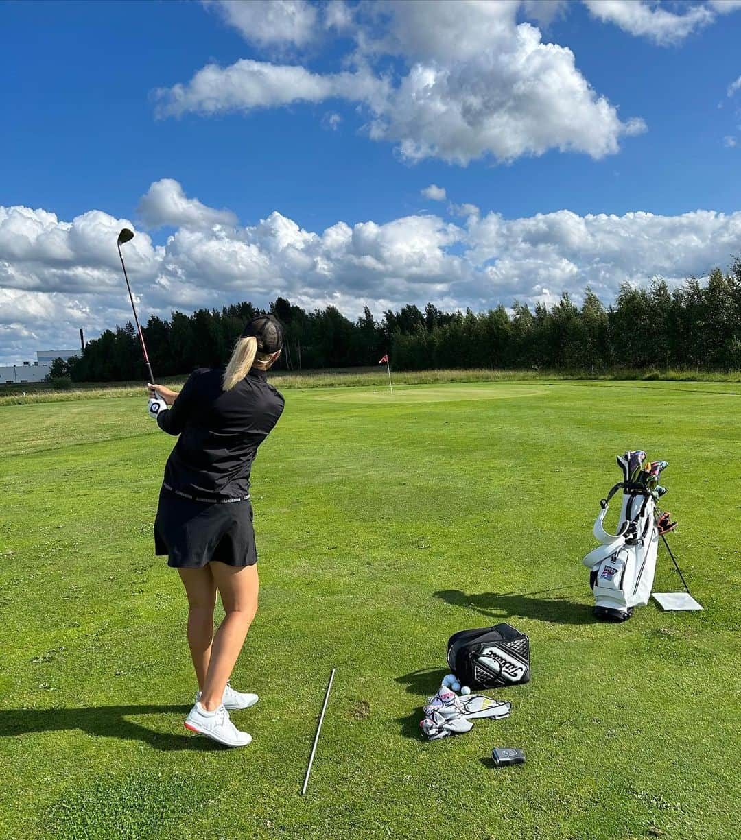 アンナ・ノルドクビストのインスタグラム：「Spent countless hours on this practice area growing up at @torshallagk …added a few more this weekend. People used to tee off hole 1 right next to it and when they came off 18, i was still here… the bushes/trees on the right were also at one point newly planted.. they have grown a lot since my amateur days😊😉  Thank you @titleistsverige for my bag of practice balls… so far no lost balls🤩🤩」