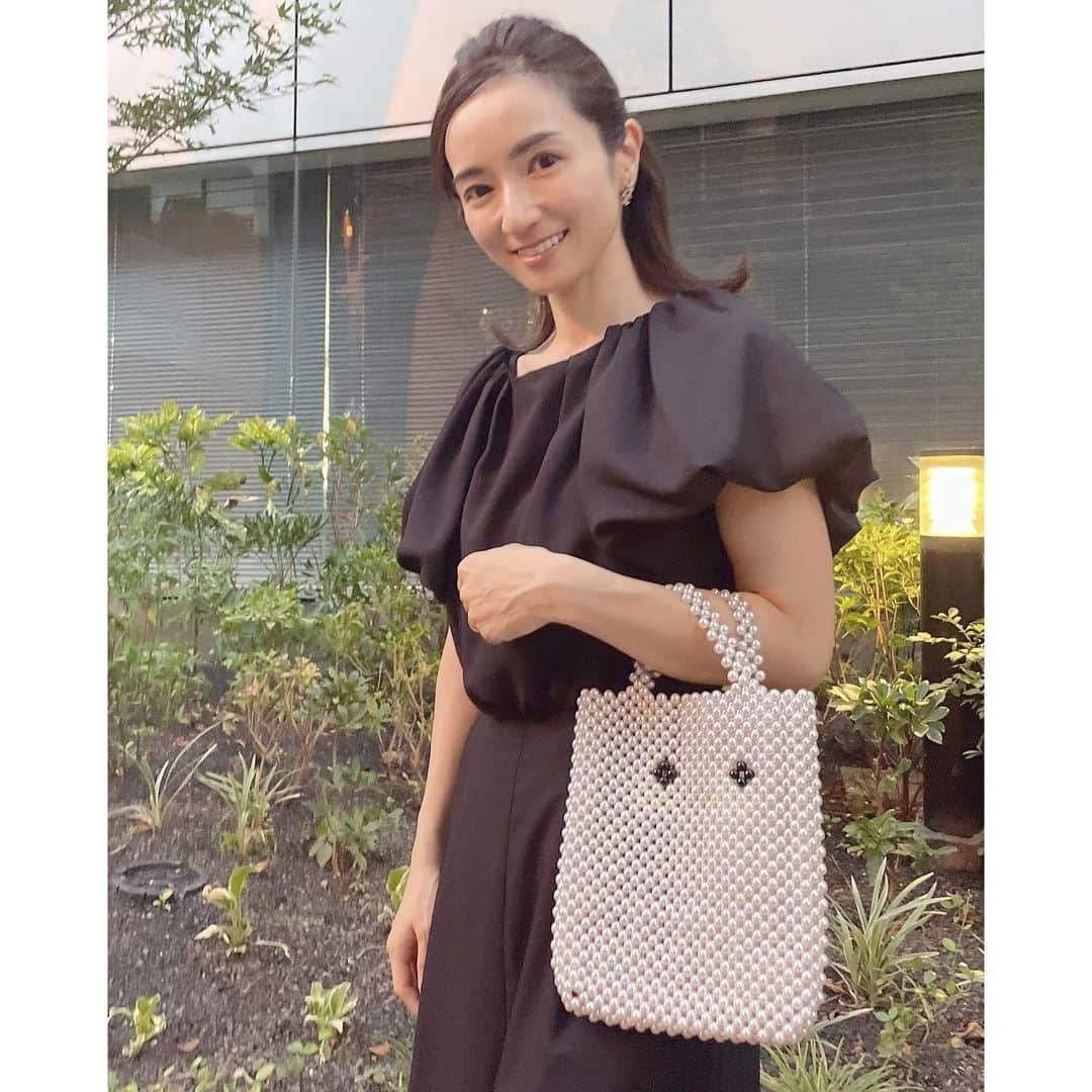 Mayuko Watanabe 渡辺真由子のインスタグラム：「近所にお買い物♡ @foo_select で購入したビーズのお目目バッグが可愛すぎる🥹💕 写真だと少し分かりづらいかもですがお目目のデザインが可愛いの😄 キーケースにお財布は余裕で入るからこれでサクッとお出かけもできるし、サブバッグとしても使える😍 これは人気で黒は完売してた（私が見た時は、、）のですが、 @foo_select には他にもサンダルやアクセサリーも可愛いものがたくさんあったので、他にも気にいるものが見つかるはず☺️✨ ぜひ見てみてくださいね🥰 ちなみにこの日のオールインワンは大好きな @jusglitty_official です♡ #ビーズバッグ #サブバッグ #可愛いバッグ  #夏服コーデ #夏コーデ  #ママコーデ #ママファッション #男の子ママ #男の子兄弟 #男の子兄弟ママ #カジュアルコーデ  #男の子ママ #男の子兄弟 #男の子兄弟ママ #ママ #子育て中」