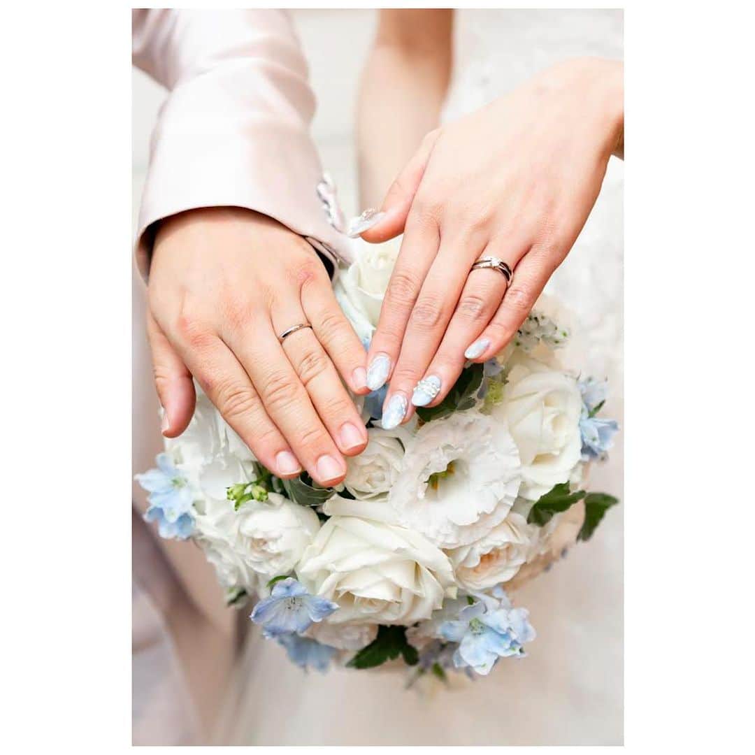 ロイヤルホールヨコハマ【公式サイト】のインスタグラム：「𝓢𝓷𝓪𝓹 𝓟𝓱𝓸𝓽𝓸💍𓂃 𓈒𓏸𑁍‬ 結婚式当日の人気フォト📸 #お手元ショット  ブーケのブルーとも相性満点、素敵な1枚に💐🤍 挙式後に、婚約指輪も重ねて付ける#エンゲージカバー もおすすめです💍  #royalhallyokohama  #royal花嫁」