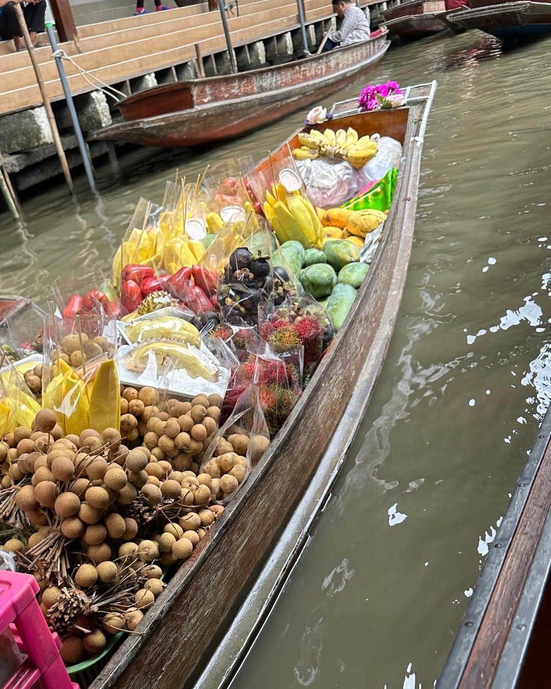 Takiさんのインスタグラム写真 - (TakiInstagram)「Feeling pink in Bangkok  4 years since the last time I was here ! Visited the floating market one of my favorite spots!」7月17日 16時46分 - taki_faky