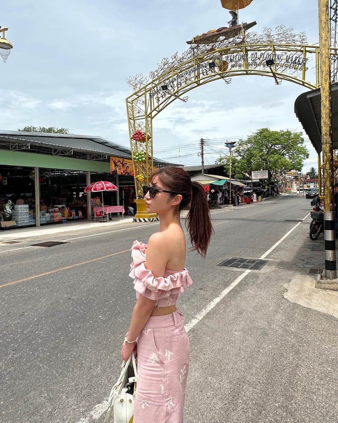 Takiのインスタグラム：「Feeling pink in Bangkok  4 years since the last time I was here ! Visited the floating market one of my favorite spots!」