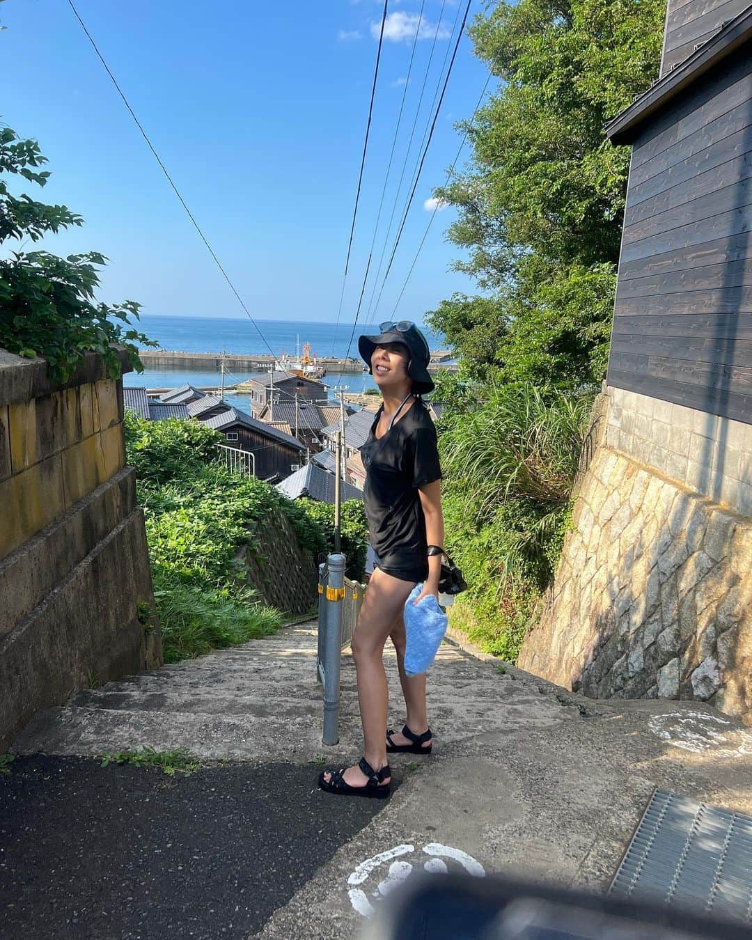 LOVEのインスタグラム：「記憶ってすごい！  今回、20年以上ぶり？に会ったいとこのにいちゃんが私らのために潜ってとっておいてくれたサザエを食べた瞬間、「この味だ！」と思った。  10歳くらいまで毎年、夏に遊びにいくと潜って獲ってくれたサザエ。  隣の浜ですら、全然味が違う。  中浜のこのサザエこそ、私が知ってるサザエの味だった！  ひとくちで10歳に戻った。記憶ってすごい！  PS 沈んでいる姉は無事です😂一族での海水浴も20年以上ぶり！  PPS 人生初、素潜りでウニとったど！魚も普通〜に見える。いつまでも綺麗な海でいてほしい！」
