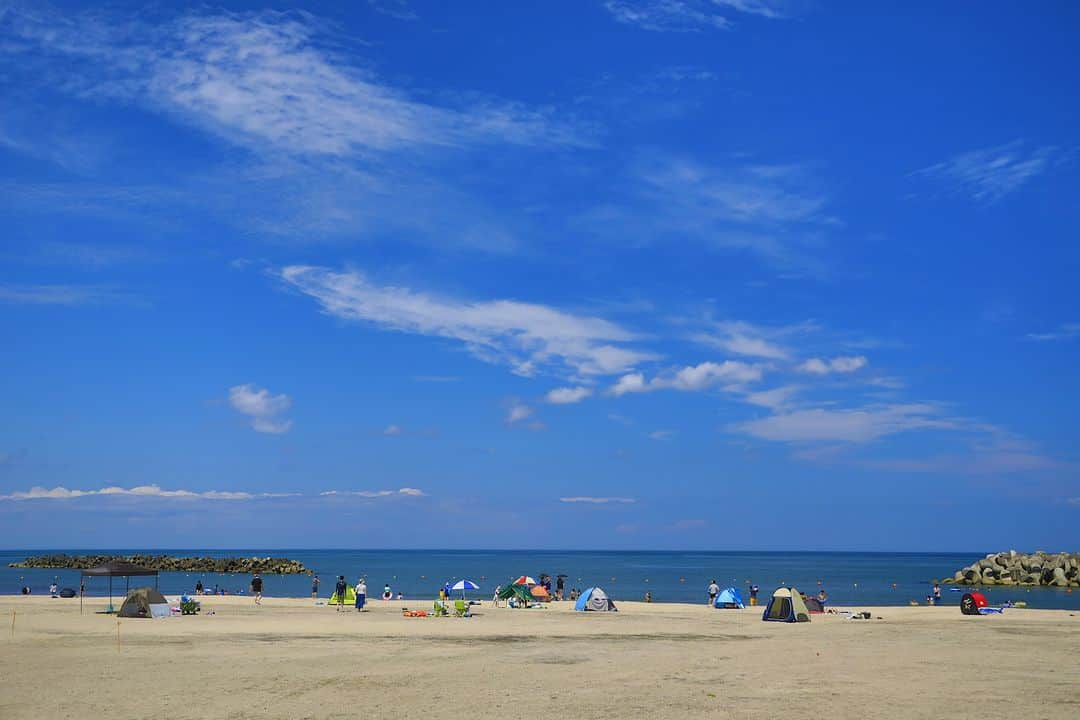 福島県さんのインスタグラム写真 - (福島県Instagram)「【今日は海の日】  海の日を迎え、いよいよ海水浴シーズンが到来しました。それぞれの地域で待ちに待った海開きが始まります。  今年はいわき市の勿来（なこそ）、薄磯（うすいそ）、四倉（よつくら）、久之浜・波立（ひさのはま・はったち）の4海水浴場や相馬市の原釜尾浜（はらがまおばま）海水浴場、新地町の釣師浜（つるしはま）海水浴場など数々の海水浴場が8月中旬頃まで開設予定です。それぞれの海を訪れて、波や景色、海の家の違いを楽しむのもいいかもしれませんね。  海を眺めてリフレッシュしたり、入って遊んだりと、夏の海を満喫してみてくださいね。  #海開き #海 #海の日 #久之浜・波立海水浴場 #薄磯海水浴場 #勿来海水浴場 #四倉海水浴場 #原釜尾浜海水浴場 #釣師浜海水浴場 #浜通り #福島県 #fukushima #RealizeFukushima #NotADreamFukushima #ひとつひとつ実現するふくしま」7月17日 17時00分 - realize_fukushima