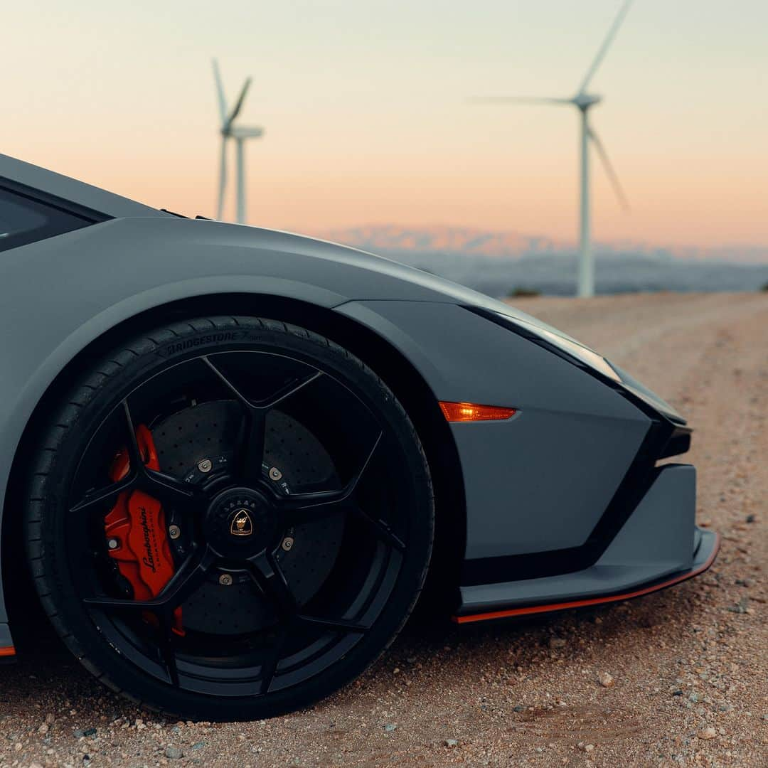 ランボルギーニさんのインスタグラム写真 - (ランボルギーニInstagram)「Huracán Tecnica represents a bridge between everyday use and fun. It means freedom.  #Lamborghini #HuracanTecnica #TakeAllYourSoulsToDrive __ Huracán Tecnica: fuel consumption combined: 14,5 l/100km (WLTP); CO2-emissions combined: 328 g/km」7月17日 17時00分 - lamborghini