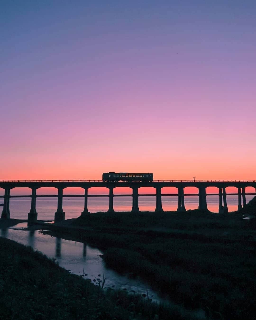 旅行メディア・じゃらん〈公式〉さんのインスタグラム写真 - (旅行メディア・じゃらん〈公式〉Instagram)「#惣郷川橋梁 1932年に架けられた約190mの橋梁は、まるで波打ち際に横たわる龍。海岸線に沿って緩やかなアールを描き、規則正しく並ぶ柱脚は「どの角度から見ても絵になる」と評判。特に夕景に浮かび上がるシルエットは心を震わせるほどの情景です。 . . ━━━━━━━━━━━━━━━ 📍 山口県「惣郷川橋梁」 📷 @buraazuki ━━━━━━━━━━━━━━━ . . 素敵なお写真をありがとうございました┈ ✈︎  .  . ☑ あらかじめ最新情報をご確認の上、お出かけください。 ☑ #jalan_travel をつけて、ぜひ今までの旅行先の思い出写真を投稿してください。このアカウントでご紹介させていただきます。(じゃらんニュースでも紹介される可能性があります） . . . . . . #いつか行きたい #じゃらん #観光 #観光地 #観光スポット #旅行 #旅行好きな人と繋がりたい #旅行好き #japantravelphoto #japantrip #japantravel #国内旅行 #絶景 #絶景スポット #誰かに見せたい景色 #誰かに見せたい風景 #山口 #山口観光 #山口旅行 #yamaguchi」7月17日 17時00分 - jalan_net