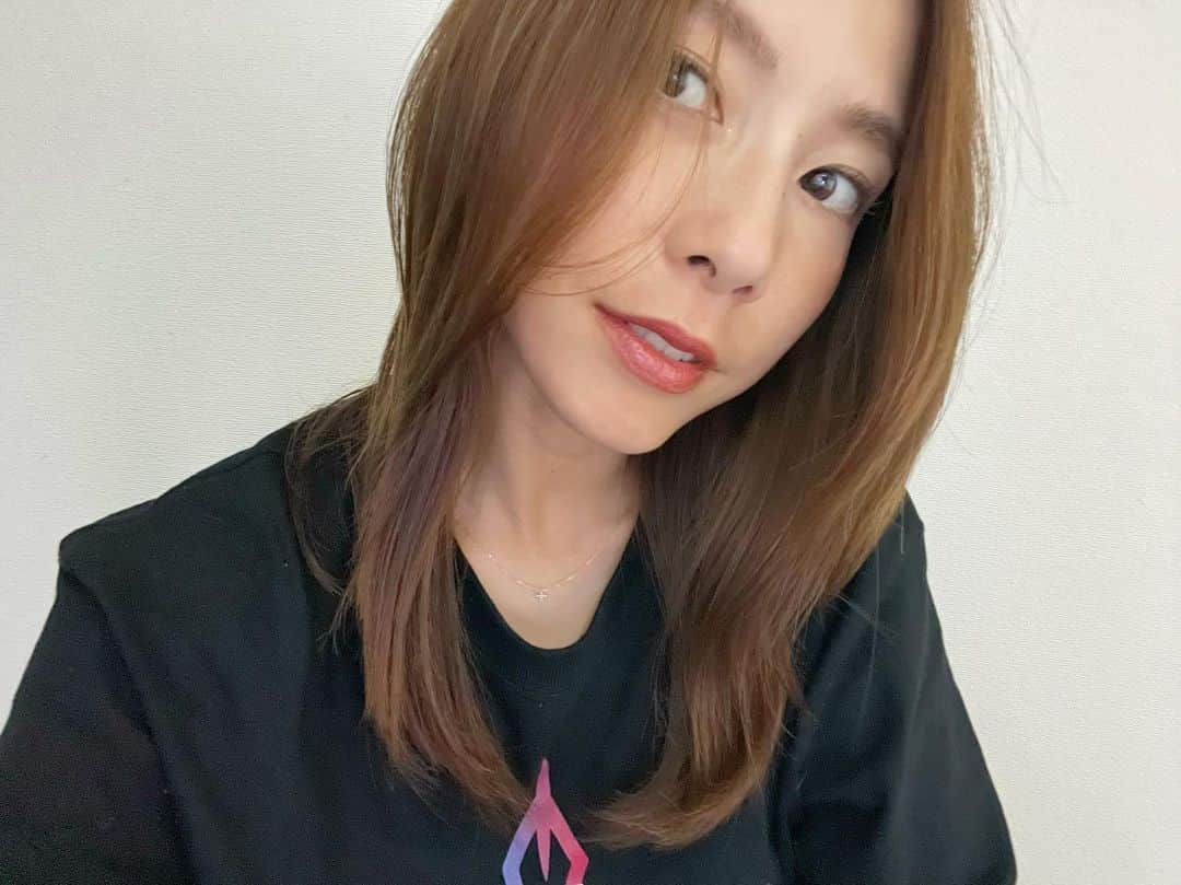 黒澤まさ美のインスタグラム：「⁡ #黒木式酸性ストレート を初めてからしばらくたちますが、、今回は髪がとってももちもちの仕上がりになったので記念に📷 いつもありがとうございます☺️ @tamayamas  ⁡ #久しぶりの自撮り ⁡ #newhair  #selfie #表参道美容室  #表参道サロン」