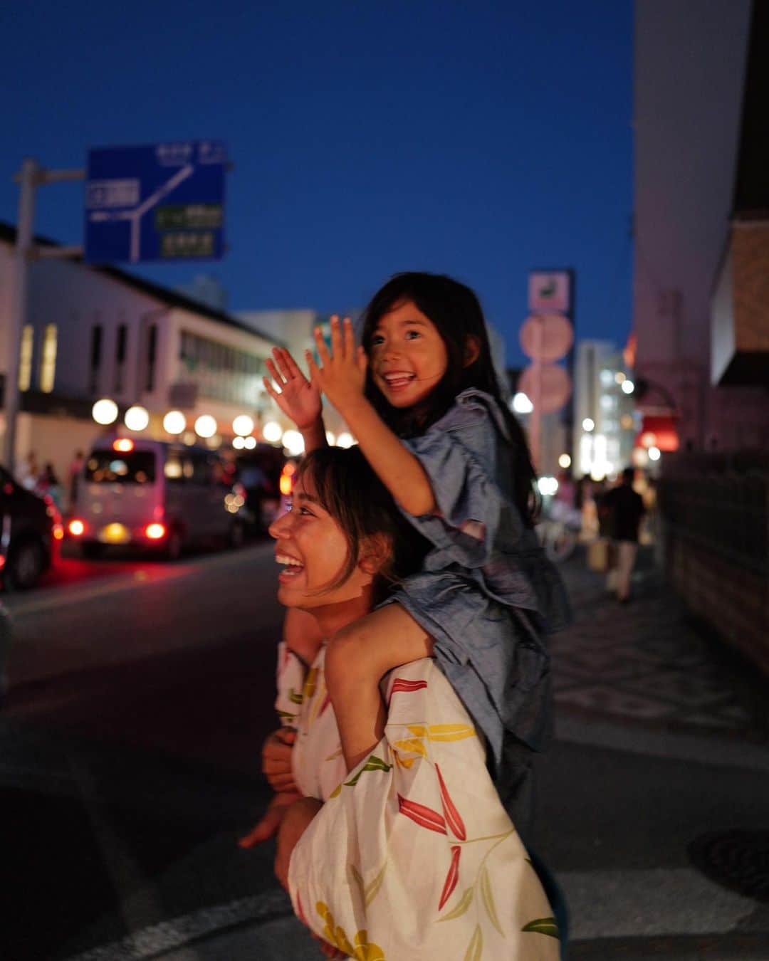 真幸良さんのインスタグラム写真 - (真幸良Instagram)「浴衣を着てお祭りへ🏮  神社に立ち並ぶ屋台や、通りを埋め尽くす提灯、浴衣や甚兵衛を着たカラフルな人々、そしてギラギラした神輿とそれを担ぐ人たちのアツい声… ここらへんが日本のお祭りの代名詞だよなぁと  茶道を習い始めてから日本の文化を学ぶのが楽しくて。 今までただなんとなく眺めていた神輿も、どんな由来があるのか知りたくなった🤭  ちなみに昨日の質問箱の 「お祭りの屋台でついつい買っちゃうものは？」の答えは  りんご飴ときゅうり、チョコバナナが多かったけど、 私は最近、ベビーカステラにハマってます(いわぽんの影響。笑)  #浴衣 #浴衣女子 #浴衣コーデ #浴衣デート #お祭り #逗子 #亀岡八幡宮 #ライカq2 #ライカ #leica #leicaq2」7月17日 16時52分 - mayuri_158cm