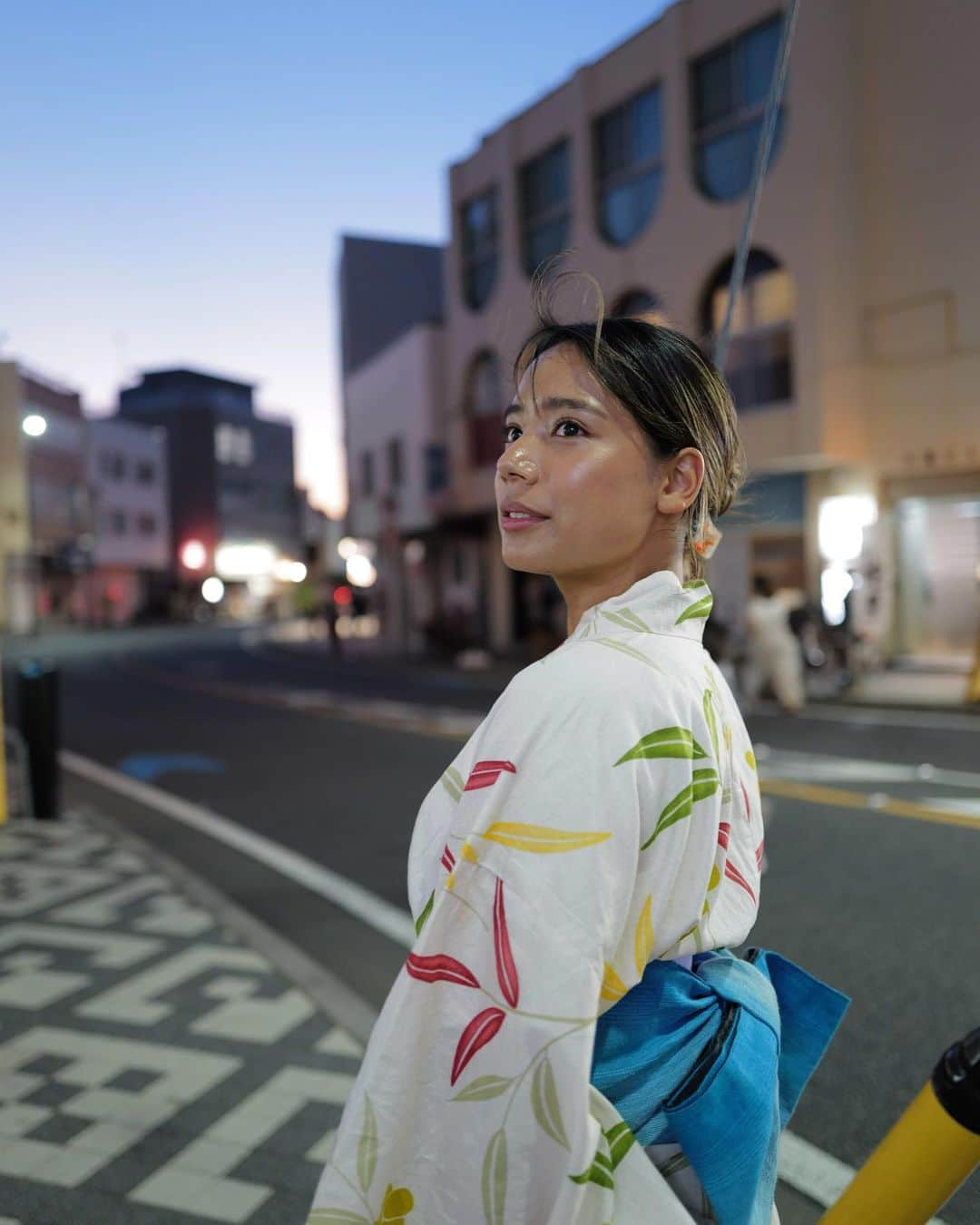 真幸良さんのインスタグラム写真 - (真幸良Instagram)「浴衣を着てお祭りへ🏮  神社に立ち並ぶ屋台や、通りを埋め尽くす提灯、浴衣や甚兵衛を着たカラフルな人々、そしてギラギラした神輿とそれを担ぐ人たちのアツい声… ここらへんが日本のお祭りの代名詞だよなぁと  茶道を習い始めてから日本の文化を学ぶのが楽しくて。 今までただなんとなく眺めていた神輿も、どんな由来があるのか知りたくなった🤭  ちなみに昨日の質問箱の 「お祭りの屋台でついつい買っちゃうものは？」の答えは  りんご飴ときゅうり、チョコバナナが多かったけど、 私は最近、ベビーカステラにハマってます(いわぽんの影響。笑)  #浴衣 #浴衣女子 #浴衣コーデ #浴衣デート #お祭り #逗子 #亀岡八幡宮 #ライカq2 #ライカ #leica #leicaq2」7月17日 16時52分 - mayuri_158cm