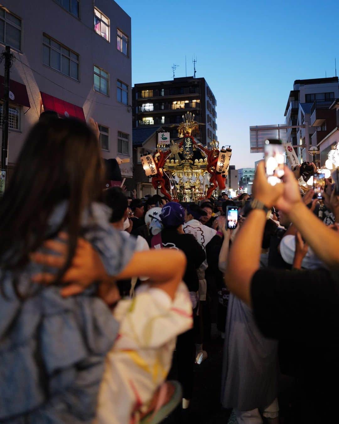 真幸良さんのインスタグラム写真 - (真幸良Instagram)「浴衣を着てお祭りへ🏮  神社に立ち並ぶ屋台や、通りを埋め尽くす提灯、浴衣や甚兵衛を着たカラフルな人々、そしてギラギラした神輿とそれを担ぐ人たちのアツい声… ここらへんが日本のお祭りの代名詞だよなぁと  茶道を習い始めてから日本の文化を学ぶのが楽しくて。 今までただなんとなく眺めていた神輿も、どんな由来があるのか知りたくなった🤭  ちなみに昨日の質問箱の 「お祭りの屋台でついつい買っちゃうものは？」の答えは  りんご飴ときゅうり、チョコバナナが多かったけど、 私は最近、ベビーカステラにハマってます(いわぽんの影響。笑)  #浴衣 #浴衣女子 #浴衣コーデ #浴衣デート #お祭り #逗子 #亀岡八幡宮 #ライカq2 #ライカ #leica #leicaq2」7月17日 16時52分 - mayuri_158cm