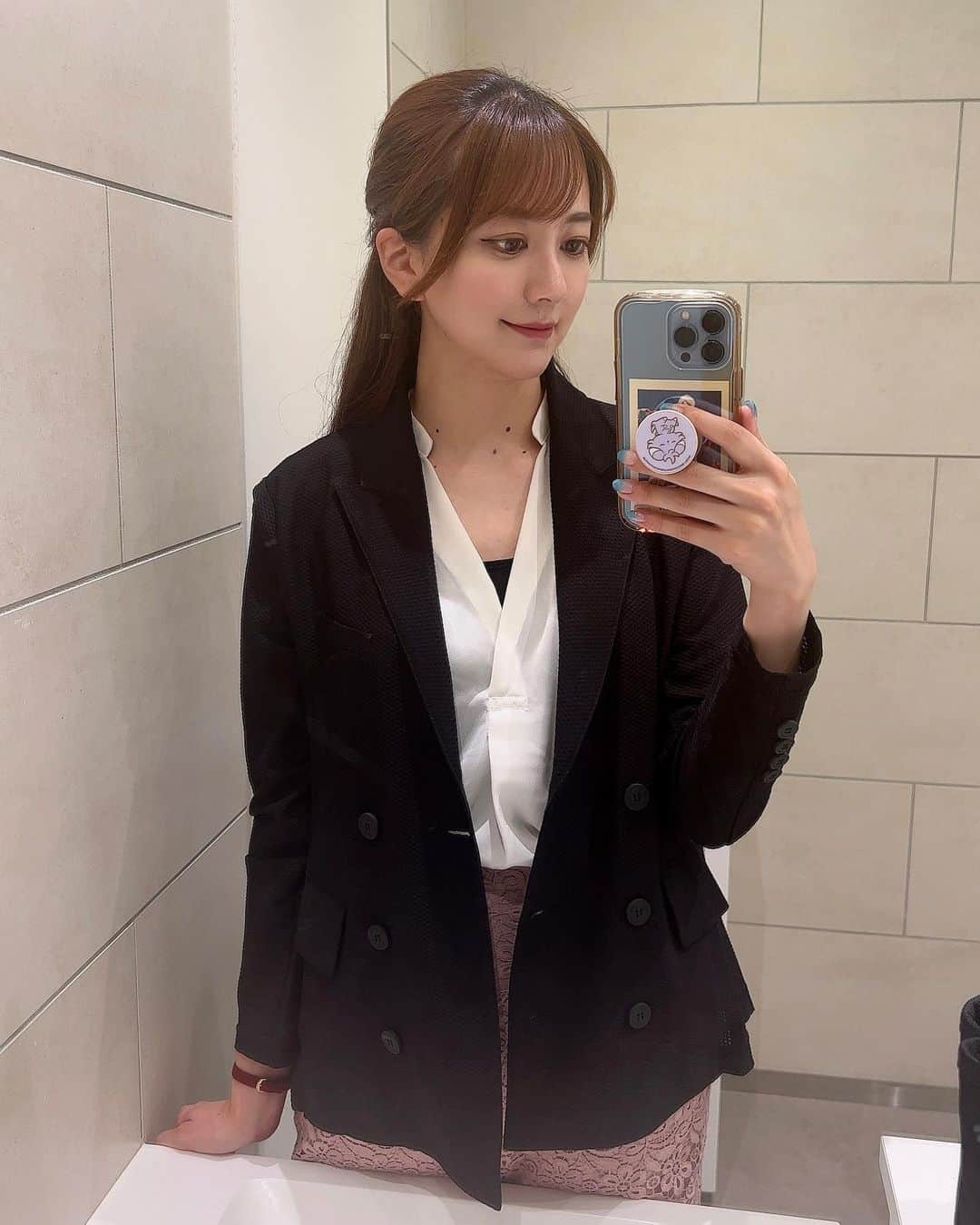 瀬谷ひかるのインスタグラム：「お仕事でオフィスカジュアルコーデ🏢  レーススカートにmuta のメッシュジャケットを合わせてみました🖤  この時期ジャケット必須の現場だと熱中症になりそうで悩みの種だったけど、 メッシュジャケットは涼しくてストレッチも効いてるので本当にありがたい🥹  . . @mutaracing_wear  @muta_racing  @muta__official  . . #muta #mutaracing #mutamarine #mutamarinegolf #instafashion #ootd #model #selfie #racequeen #OLコーデ #ジャケットコーデ #きれいめコーデ #패션 #오오티디」