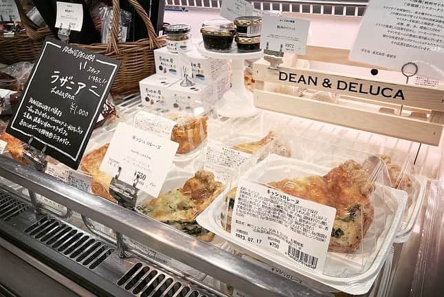 poroco（ポロコ）さんのインスタグラム写真 - (poroco（ポロコ）Instagram)「「DEAN & DELUCA POP-UP STORE」 丸井今井札幌本店 大通館9階 催事場にて、世界中の美味しいものを集めた人気のセレクトショップが期間限定で登場！約600種類の食材やスイーツ、雑貨などが並んでいます。今回は、キッシュやラザニアが札幌初登場なのだとか。 7/18（火）からの、ティータイムにぴったりのスイーツやコーヒーを中心に詰め合わせた「ハッピーバッグ」5,940円（約9000円相当）も要チェック！数量限定なのでお早めに。ポロコ公式サイト（poroco.co.jp）で、もう少し詳しくレポートしています。ポップアップストアは、7月24日(月)まで。  #deananddeluca #丸井今井札幌 #丸井今井札幌本店  #セレクトショップ #札幌グルメ #札幌スイーツ #札幌ポップアップストア  #札幌イベント #札幌催事 #期間限定 #sapporo #poroco」7月17日 16時56分 - poroco_magazine