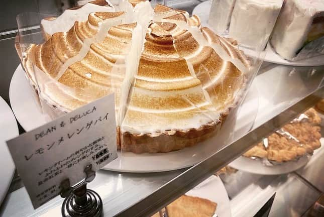 poroco（ポロコ）さんのインスタグラム写真 - (poroco（ポロコ）Instagram)「「DEAN & DELUCA POP-UP STORE」 丸井今井札幌本店 大通館9階 催事場にて、世界中の美味しいものを集めた人気のセレクトショップが期間限定で登場！約600種類の食材やスイーツ、雑貨などが並んでいます。今回は、キッシュやラザニアが札幌初登場なのだとか。 7/18（火）からの、ティータイムにぴったりのスイーツやコーヒーを中心に詰め合わせた「ハッピーバッグ」5,940円（約9000円相当）も要チェック！数量限定なのでお早めに。ポロコ公式サイト（poroco.co.jp）で、もう少し詳しくレポートしています。ポップアップストアは、7月24日(月)まで。  #deananddeluca #丸井今井札幌 #丸井今井札幌本店  #セレクトショップ #札幌グルメ #札幌スイーツ #札幌ポップアップストア  #札幌イベント #札幌催事 #期間限定 #sapporo #poroco」7月17日 16時56分 - poroco_magazine