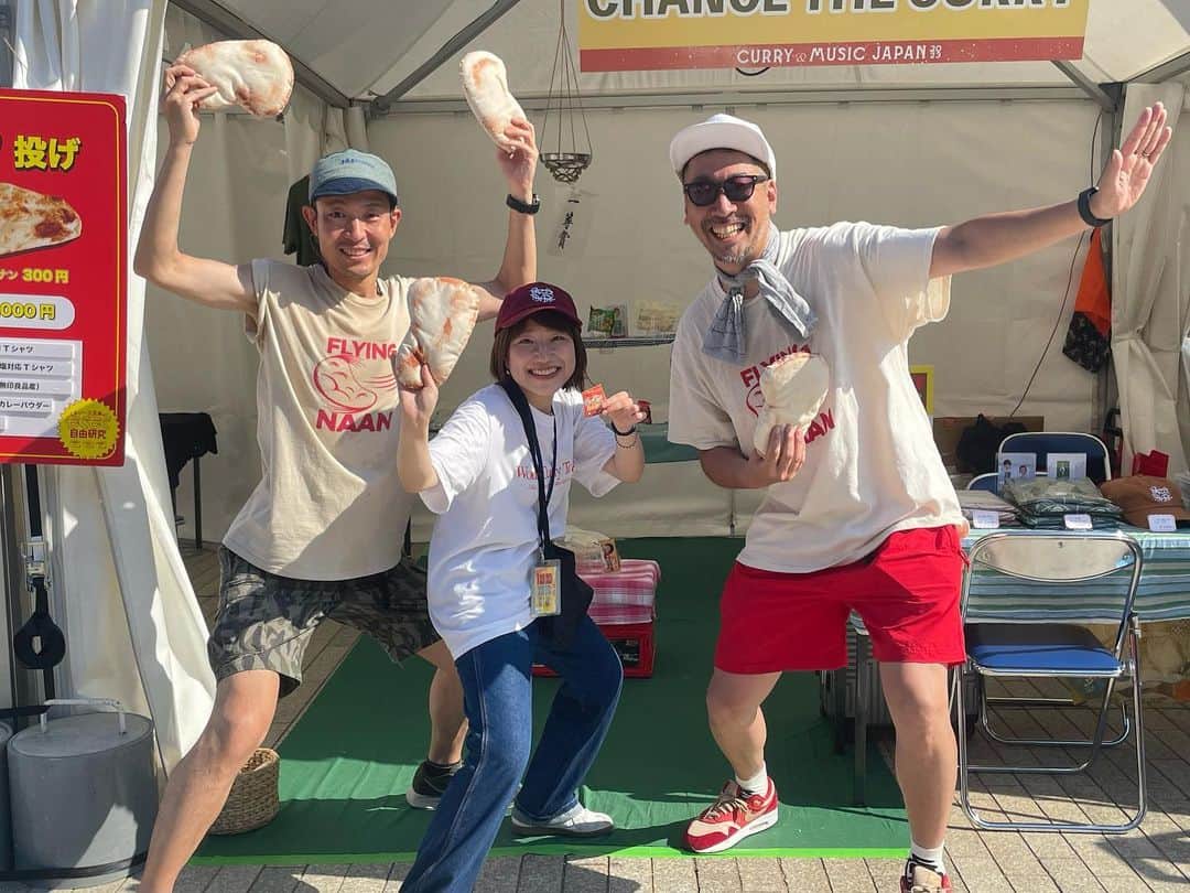 関取花のインスタグラム：「今日は『CURRY＆MUSIC JAPAN 2023』有難うございました！炎天下の中ライブをお楽しみいただいた皆様、体調は大丈夫でしょうか🥺 私は気持ちよく歌ってトークしてカレー食べてビール飲んでいい音楽を浴びて、最高の時間を過ごせました🍺 こういう間口の広いイベントが大好き！お土産もたくさん🍛Qnelさんチームにも会えて嬉しかった一日🎸 #cmj2023」