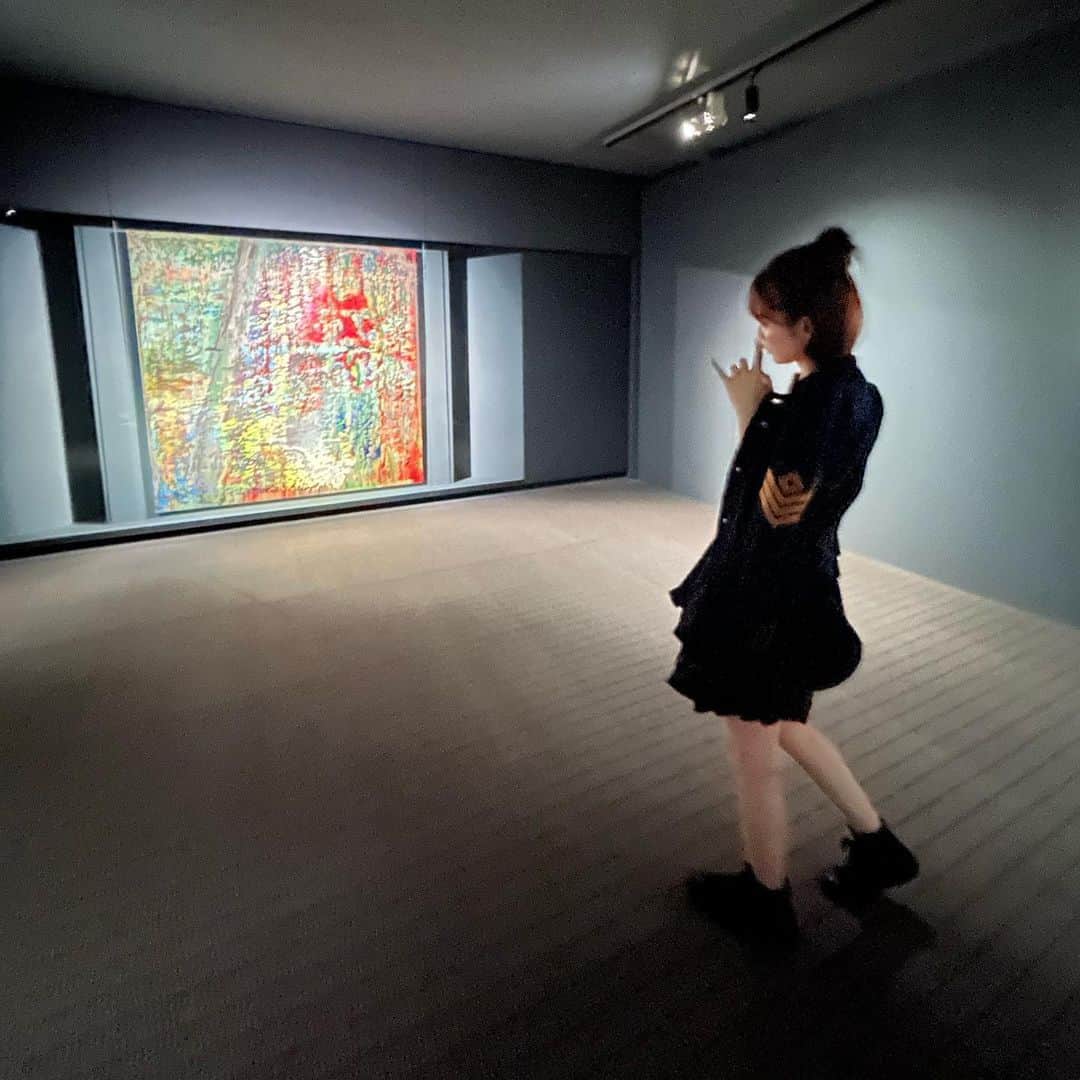 金山睦さんのインスタグラム写真 - (金山睦Instagram)「美術館🖼😇✨✨  考えてるときの手がいつも変って言われる…🤣  #art #美術館」7月17日 17時01分 - kanayama_chika