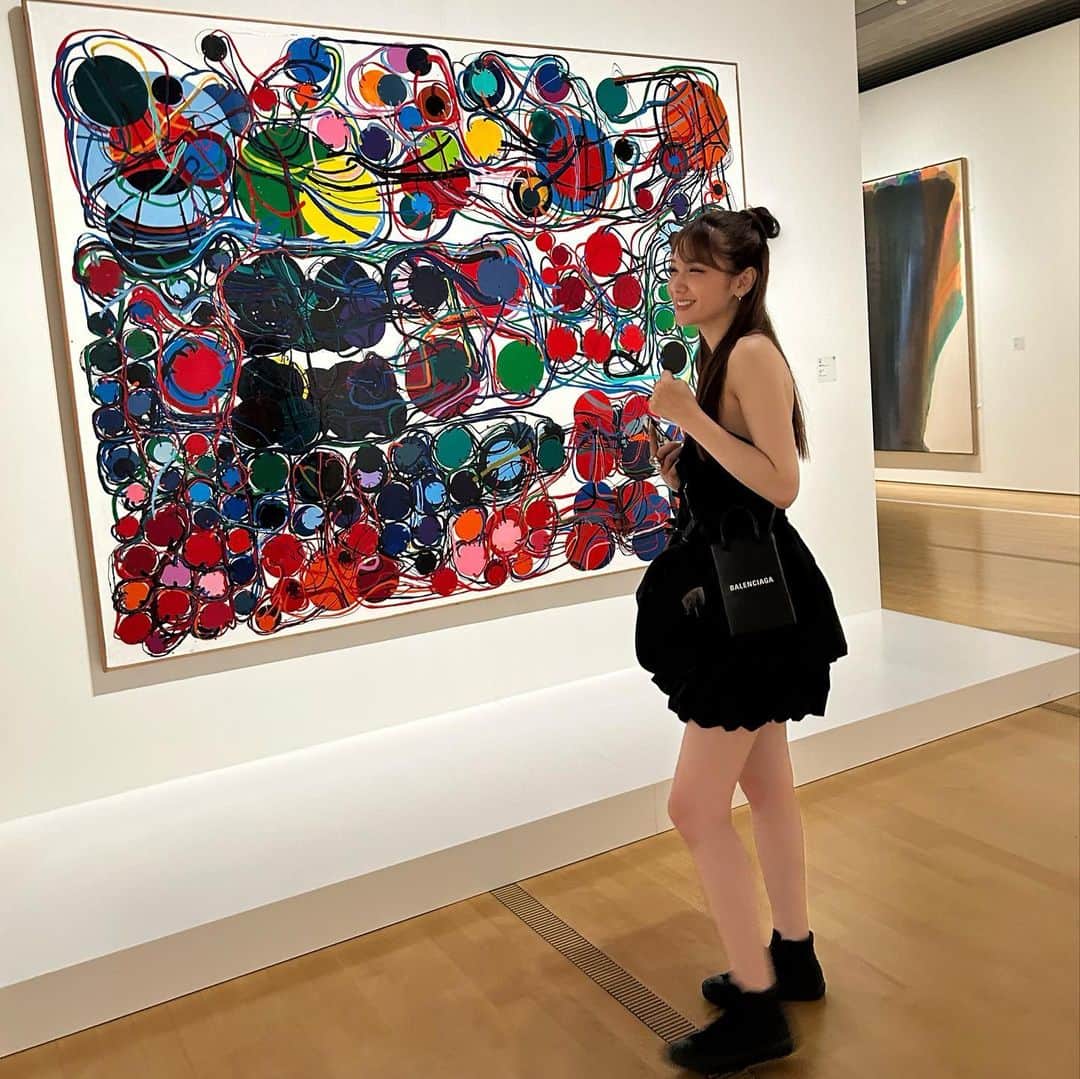金山睦のインスタグラム：「美術館🖼😇✨✨  考えてるときの手がいつも変って言われる…🤣  #art #美術館」