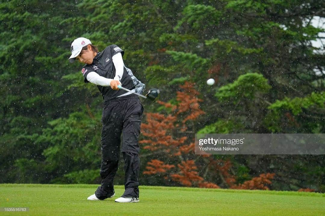 小野祐夢のインスタグラム：「. あおもりレディスオープン⛳️  なんでそんなに嫌うのってぐらいパットが全然入らなかった💧 初日ぐらい雨降ってる中でも集中してできるようにしないとな😓  2日目終わりに軽く熱中症になりましたがもう元気です💪🏻今週はもっともっと暑いですがいっぱい食べて体力つけます😬  ありがとうございました！  #津軽びいどろ #津軽塗」