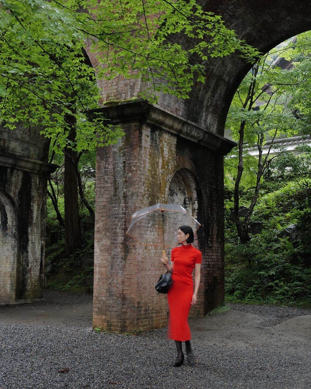 加藤ジュンコさんのインスタグラム写真 - (加藤ジュンコInstagram)「モノトーンしか着ない人の赤 傘は透明を選んで良かった」7月17日 20時52分 - _katojun_