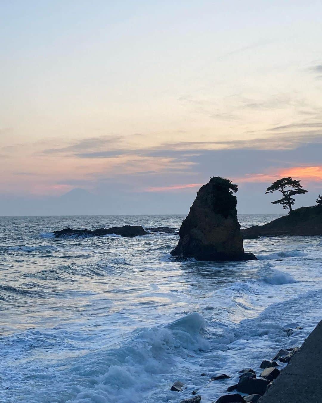 ecomfort（エコンフォート）のインスタグラム：「35℃を超える日本列島の夏、明日は海の日ですね。  海と山はつながっている  雨が土の中に浸透し、地下水になったり川になったりしながら海に流れ込みます。  海の健康は、実は陸地に住む私たちが大きな影響を与えていることを認識しなければなりませんね。  明日の海の日を前に、夏の海の風景をお届けします。」