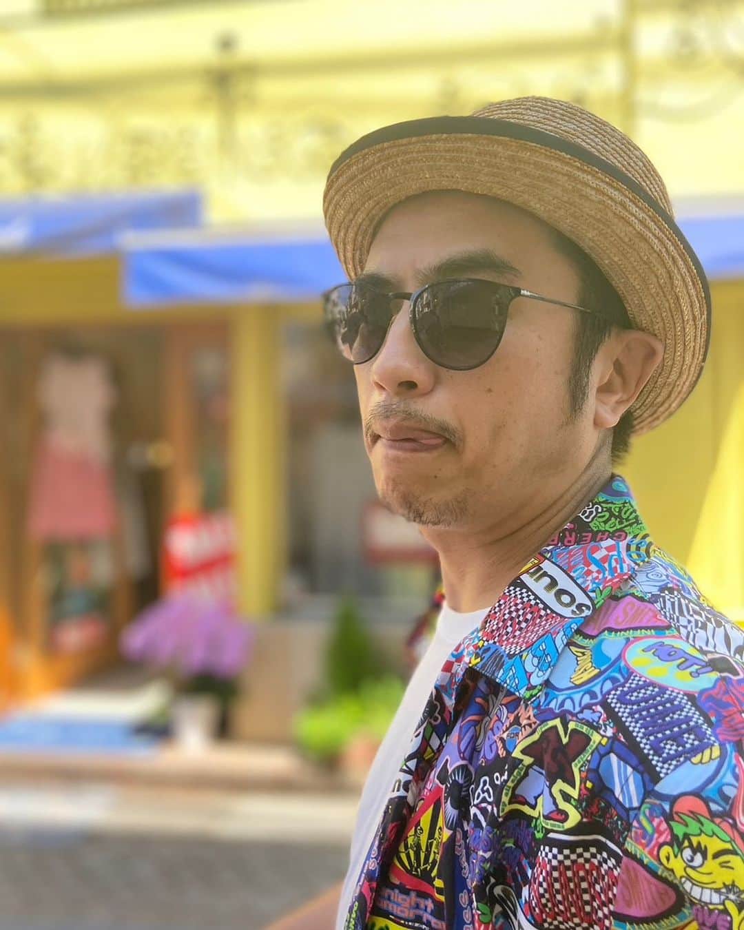 満田伸明のインスタグラム：「暑中お見舞い申し上げます🌞  こんな暑い日には いちびり写真で『さぶっ』となってください👅  #満田のくせに #いちびり #麦わら帽子 #ps」