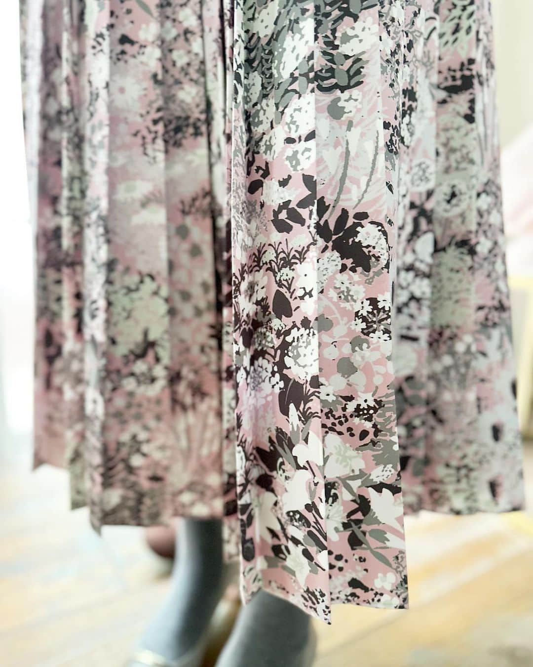 川人未帆さんのインスタグラム写真 - (川人未帆Instagram)「・ こちらはピンク。 こちらもリバイバルカラー💁‍♀️ 他のピンクではどうしても納得いかず、この色のために糸を変更したのです☺️ くすみ感がとっても合わせやすくて、毎年出番の多いカラー。  そして🫶 お問い合わせの多いこのスカートは、ずっとリバイバルのお声を頂き続けていたプリントシリーズ。 新色、新型をひっさげて、9月に登場しますよ💞 シャギーコートとの相性も😉💖」7月17日 17時15分 - miho0319kawahito