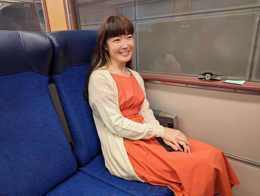 田川寿美のインスタグラム：「新千歳空港から札幌市内への 電車に乗るたびに デビュー時の「女…ひとり旅」の キャンペーンを思い出します。 16才のあの頃 真冬のキャンペーンで 大きなスーツケースを引きずりながら 雪道を歩き有線放送局に 挨拶にいったなぁ、、、。 演歌歌手って、大変だなぁ。 この先どうなるんだろう。 歌手として、成功するには 何を頑張ったらいいんだろう。と 幼いながらに、車窓の吹雪を見つめていました。  あれから、32年。 私は　元気に、 今が一番　幸せ😃💕です。  真心で応援してくださる あなたがいるから、です😌💓  #田川寿美#北海道#JR#千歳線#レトロ#電車#新千歳空港#札幌#デビュー当時#思い出#幸せ#真心#女ひとり旅#下田の椿」