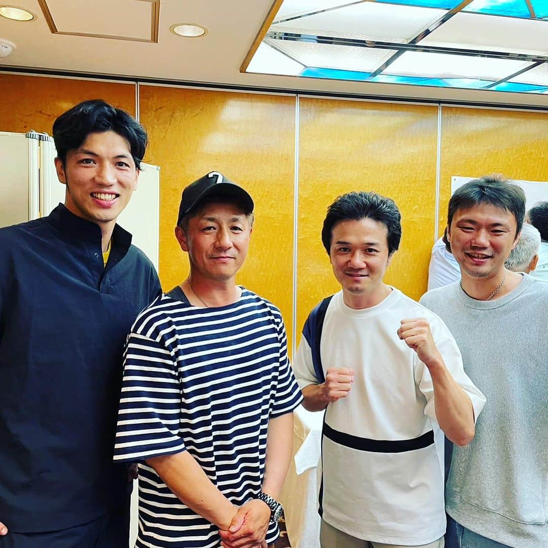 木村悠さんのインスタグラム写真 - (木村悠Instagram)「アマチュアボクシングの集いがありました🥊   当時はアテネオリンピックを目指して、合宿などで切磋琢磨してましたね。  我々の世代は黄金期で、内山高志さんを筆頭に山中慎介さん、八重樫東さん、村田諒太さん、五十嵐俊幸さんなど数多くの世界チャンピオンが生まれました！  プロになっていたら世界チャンピオンになっていただろう選手もいて懐かしかったです。  当時のキツかった思い出が、蘇りましたが、こうして集まれるのは良い機会ですね^_^  皆さんありがとうございました！  #ボクシング #boxing #トレーニング  #ボクサー  #世界チャンピオン #champion  #チャンピオン #木村悠 #二刀流 #boxer  #オンラインジム #アマチュアボクシング #村田諒太 #五十嵐俊幸」7月17日 17時20分 - kimura.yu