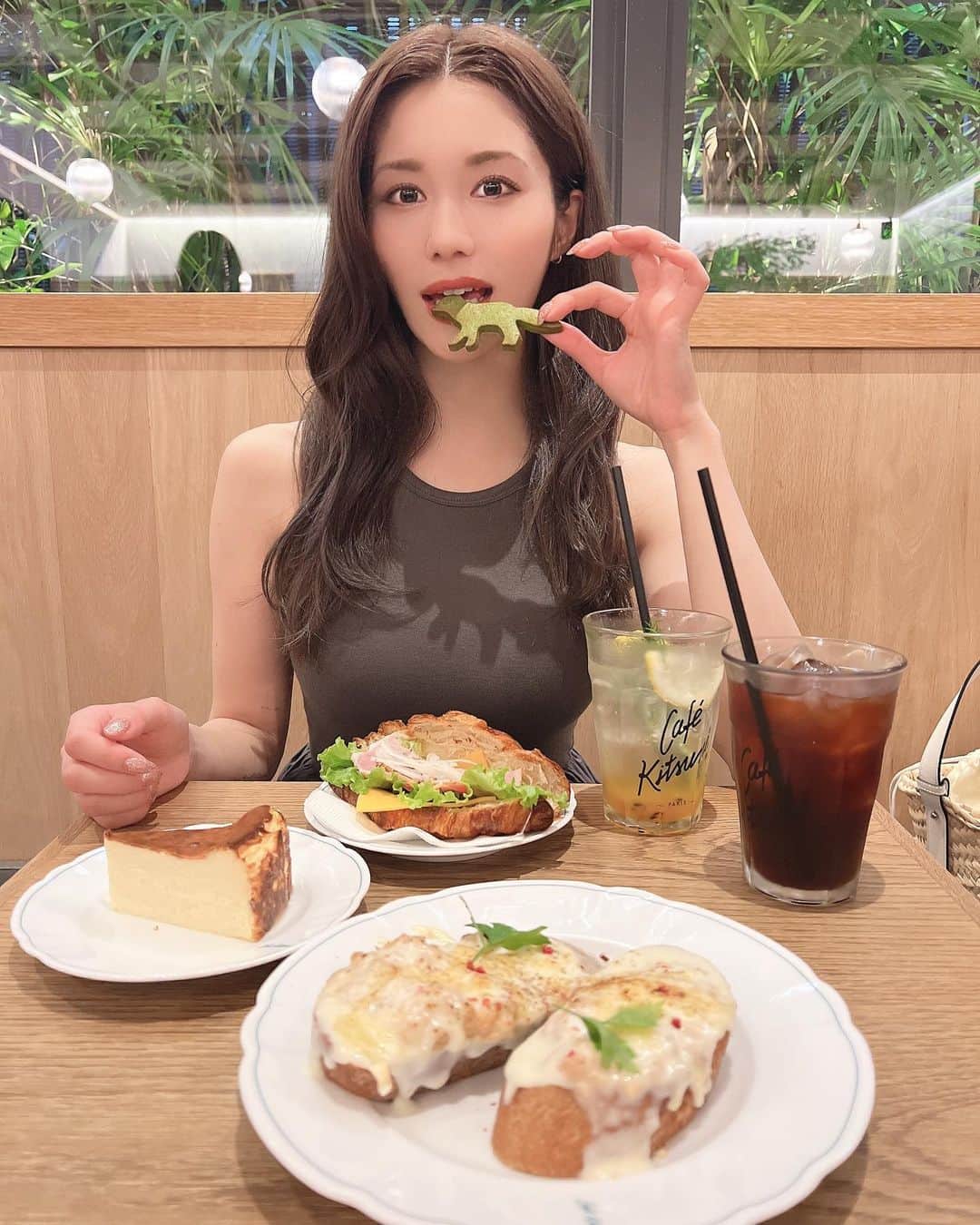 坂井朝香のインスタグラム：「このクッキー400円🤣🩵  #東京カフェ　#カフェ　#カフェ巡り #ランチ」