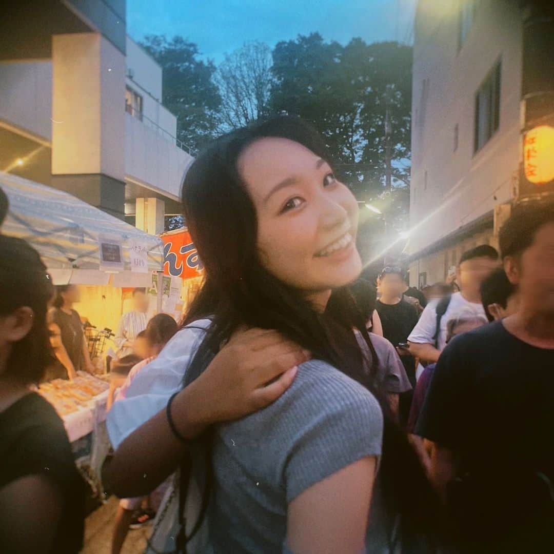 川合菖蒲のインスタグラム：「・ ＊ •*¨*•.¸¸♬︎  地元のお祭り行ってきましたー！！ チョコバナナ美味しすぎた😻  #お祭り  #07  #fjk  #jkの素敵な思い出  #jkブランド  #チョコバナナ」