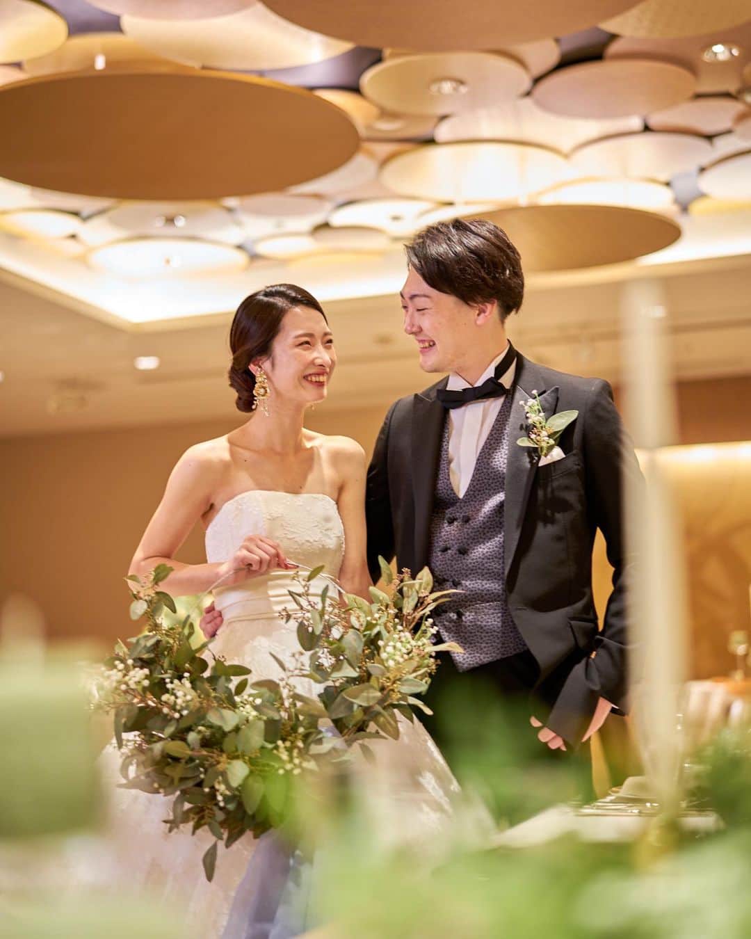 家族挙式さんのインスタグラム写真 - (家族挙式Instagram)「. 柔らかいグリーンが映えるリースブーケは 花嫁さまのドレス姿を一層美しく演出します✨  花嫁さまのなりたいイメージに合わせ センス輝くブーケをご提案します。  会場：ﾋﾙﾄﾝ東京ベイ . -------------------- @kazoku_wedding をフォローして、 #家族挙式 でお写真を投稿してくださいね＊* ----------------------- . ❁テレビCM放映中 ▹▸ “家族挙式ベスト“なら 【挙式・衣裳・美容・写真】が含まれた プランが99,000円〜叶います＊ ▽予約はTOPのリンクから❁ >>> @kazoku_wedding  ------------------- #家族挙式 #ベストアニバーサリー #家族 #Family #bestanniversary #少人数婚#ウェディング #結婚式準備#結婚式 #フォトウェディング #プレ花嫁 #卒花#日本中のプレ花嫁さんと繋がりたい #花嫁#卒花嫁#国内挙式 #ウェディングドレス #プラコレ #DRESSY花嫁 #ウェディングドレス #ドレス #ドレス迷子 #ウェディングブーケ #リースブーケ #花嫁コーディネート #花嫁コーデ #東京花嫁 #関東花嫁 #ラグジュアリーホテル」7月17日 17時30分 - kazoku_wedding