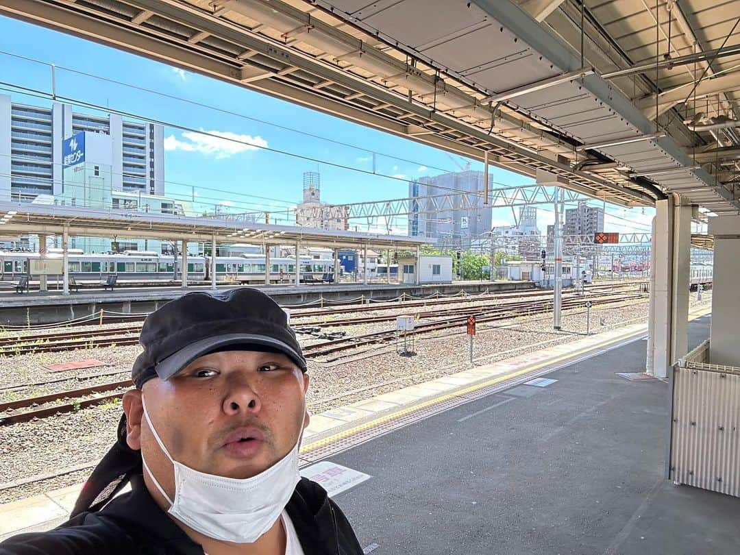 HIROのインスタグラム：「今日の私🤗  和歌山から岡山県に前乗り🫡  今はホテルで🤩のんびり中🥳  店名 麺王 岡山駅前店  住所 岡山県岡山市北区駅前町1-1-119   電話番号 086-227-0086  営業時間 11:00～24:00  定休日 無休  #前乗り #和歌山駅 #岡山県 #移動 #ランチ #ホテル #洗濯」