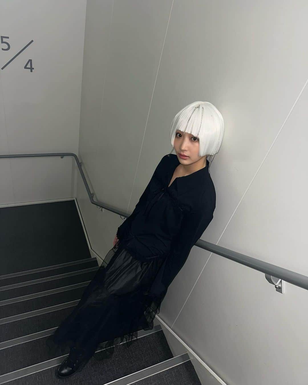 石川翔鈴さんのインスタグラム写真 - (石川翔鈴Instagram)「. ASO BEAUTY COLLAGE ART BEAUTY COLLECTION AM / 1900's  レトロ、ノスタルジックをテーマに 1900年代を表現したスタイルだそうで とても新鮮でした^_^✨  ステージの上で、ウィッグが短くカットされていくあの瞬間、耳元でチョキチョキとハサミの音を聞きながら、緊張感と高揚感でぶわぁぁぁぁっと鳥肌が立っています。  @aso_beauty_college  #麻生美容専門学校 #福岡　  hm @__102a._」7月17日 17時36分 - karen__i328