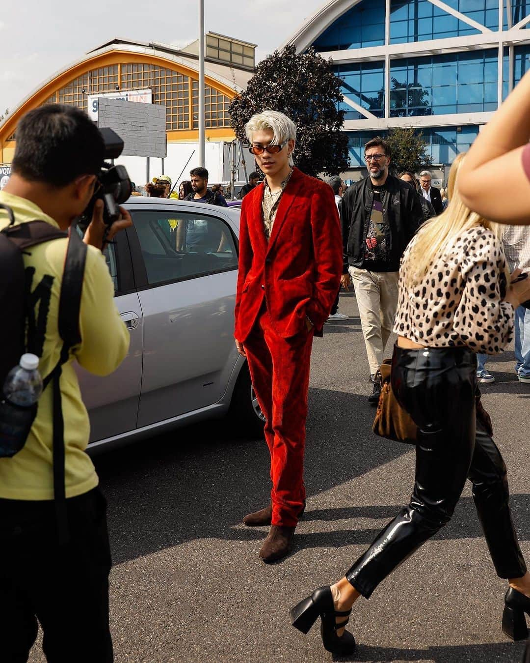 Lee Oliveiraさんのインスタグラム写真 - (Lee OliveiraInstagram)「Don't be fooled by those flawlessly composed street images you see everywhere. The reality is, capturing stunning street style shots outside fashion shows is no easy task. With the influx of non-photographers and curious onlookers vying for attention, it's become a true challenge to snap those coveted guest photos. And let's not forget that the streets, especially in September, are bustling with people, making it even more chaotic.  For amidst this chaos lies a hidden charm. Though some outfits may sadly go unnoticed, there's a unique allure to be discovered. As I scroll through my vast archive of images, I can't help but be mesmerised by the "in motion" shots and the vibrant personalities that surround the main subject.  Join me on a journey through my latest series, "In Motion," where the imperfections of street style photography are transformed into an art form. Embrace the raw beauty found in unconventional backgrounds, imperfect lighting, and unexpected moments frozen in time.」7月17日 22時00分 - leeoliveira