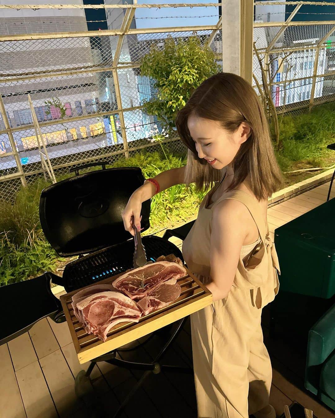 彩田真鈴のインスタグラム：「焼き担当🙋‍♀️🍖  #新宿 #ビアガーデン #wildbeach #ルミネエスト新宿 #女子会」