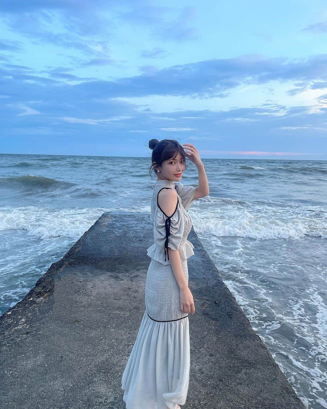 相楽優佳さんのインスタグラム写真 - (相楽優佳Instagram)「海の日🌊 天気もいいし江ノ島周辺いってきたよー！ ⁡ これ着てるのワンピースじゃなくて 実はセットアップなの🧊 @yilon_official_  ⁡絶妙な色が肌に透明感だしてくれる .  セットアップだから着回し力抜群だし @m1n_aaa 天才です🩵笑 ___ #セットアップ #セットアップコーデ #夏コーデ #韓国ファッション #YILON #イロン #肩出し #マーメイドスカート #ワンピースコーデ #ロングワンピース #シフォンワンピース #オフショルワンピース #オフショルダー #オフショル #お団子ヘア #韓国ヘアアレンジ #江ノ島 #七里ヶ浜」7月17日 17時42分 - yuka_sagara