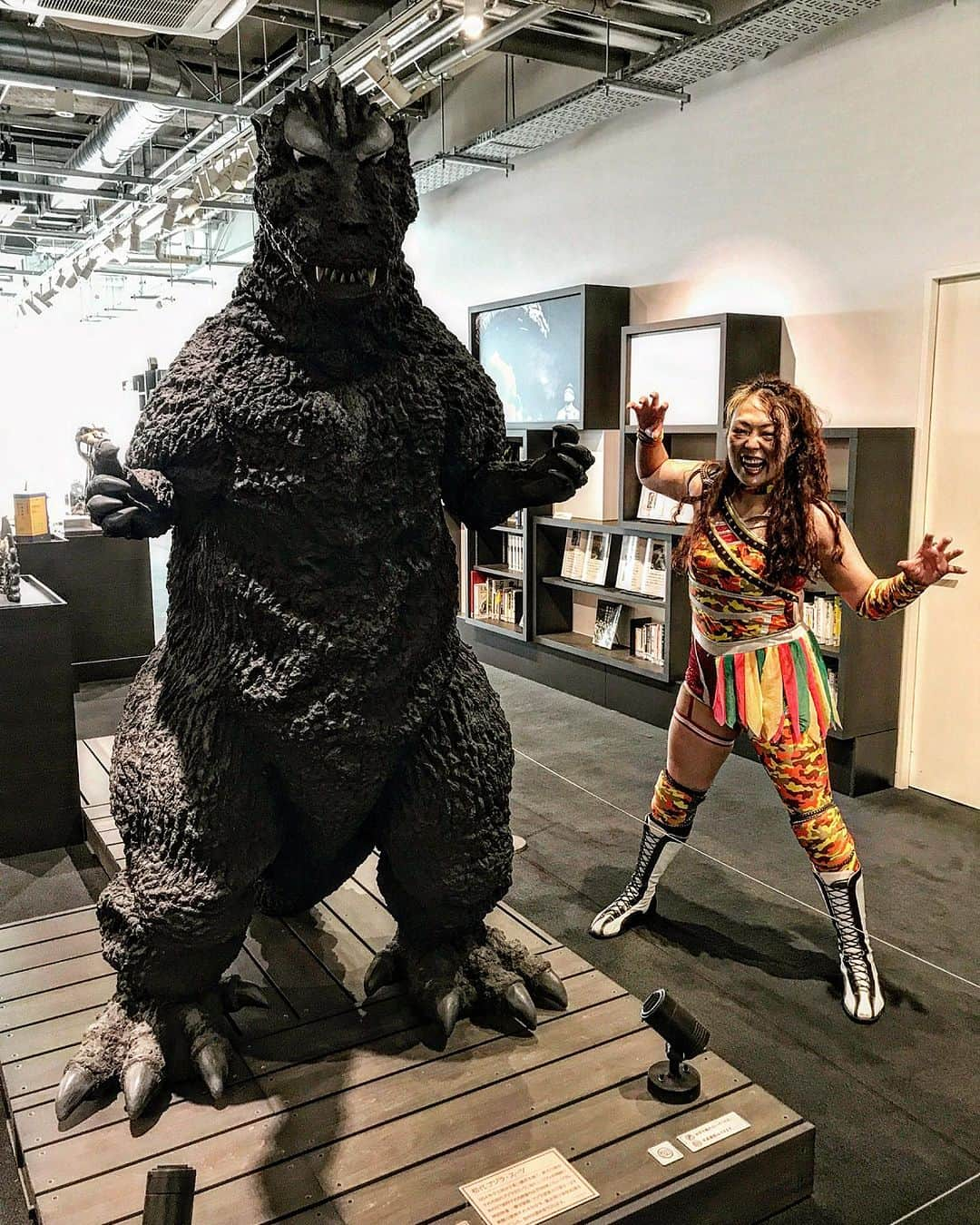 松本浩代のインスタグラム：「GODZILLA and LADY GODZILLA🦖  #円谷英二ミュージアム  #須賀川　#SENJO #松本浩代 #hiroyomatsumoto」