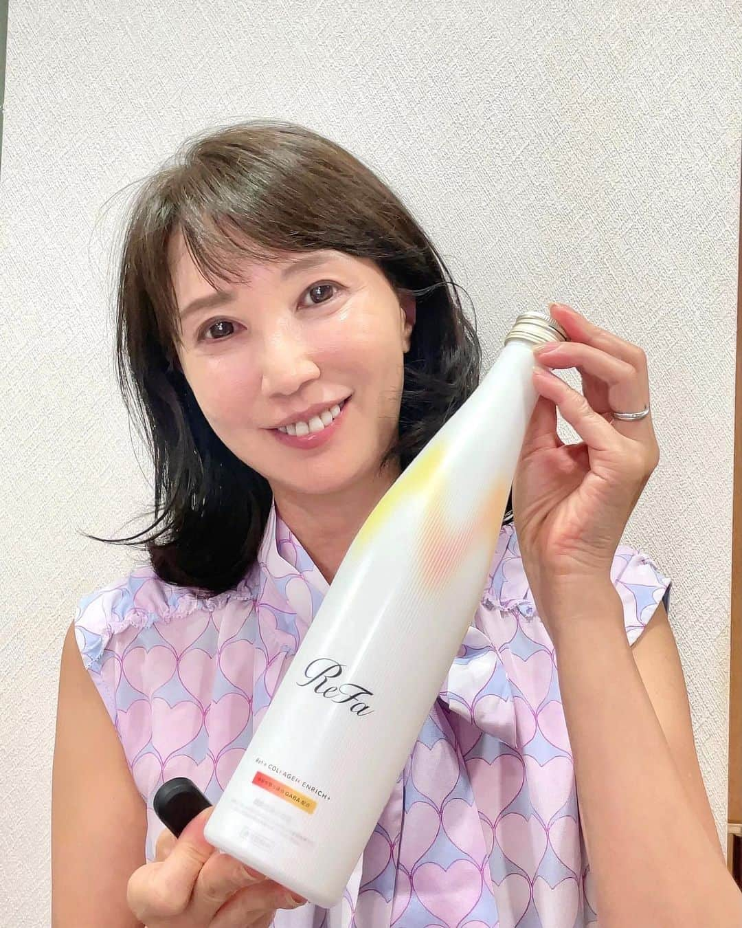 奈々さんのインスタグラム写真 - (奈々Instagram)「『リファコラーゲン エンリッチプラス 』  こちら、とても美味しいの💖  美味しくて内側からもキレイのケアができるなんて😍  そのままでも美味しい😋 また、 炭酸水と割って飲むのが、 最近お気に入りの飲み方😘  本当に美味しいからこれなら続けられそう👍  毎日継続して、内側からのキレイを作っていきたいな❤️  PR @refa_mtg #refacollagenenrichplus #refa #refaタイム #リファコラーゲンエンリッチプラス #コラーゲン #コラーゲンドリンク #インナーケア#ミセスモデル #美容モデル #アラフィフモデル」7月17日 18時02分 - nanafujn