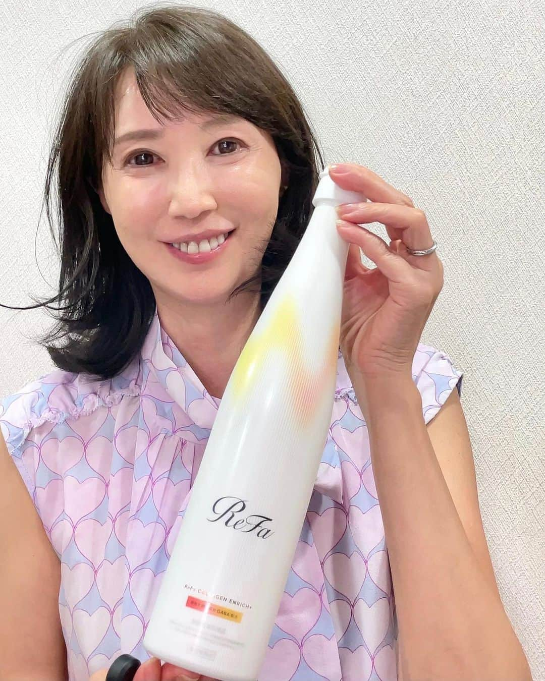 奈々さんのインスタグラム写真 - (奈々Instagram)「『リファコラーゲン エンリッチプラス 』  こちら、とても美味しいの💖  美味しくて内側からもキレイのケアができるなんて😍  そのままでも美味しい😋 また、 炭酸水と割って飲むのが、 最近お気に入りの飲み方😘  本当に美味しいからこれなら続けられそう👍  毎日継続して、内側からのキレイを作っていきたいな❤️  PR @refa_mtg #refacollagenenrichplus #refa #refaタイム #リファコラーゲンエンリッチプラス #コラーゲン #コラーゲンドリンク #インナーケア#ミセスモデル #美容モデル #アラフィフモデル」7月17日 18時02分 - nanafujn